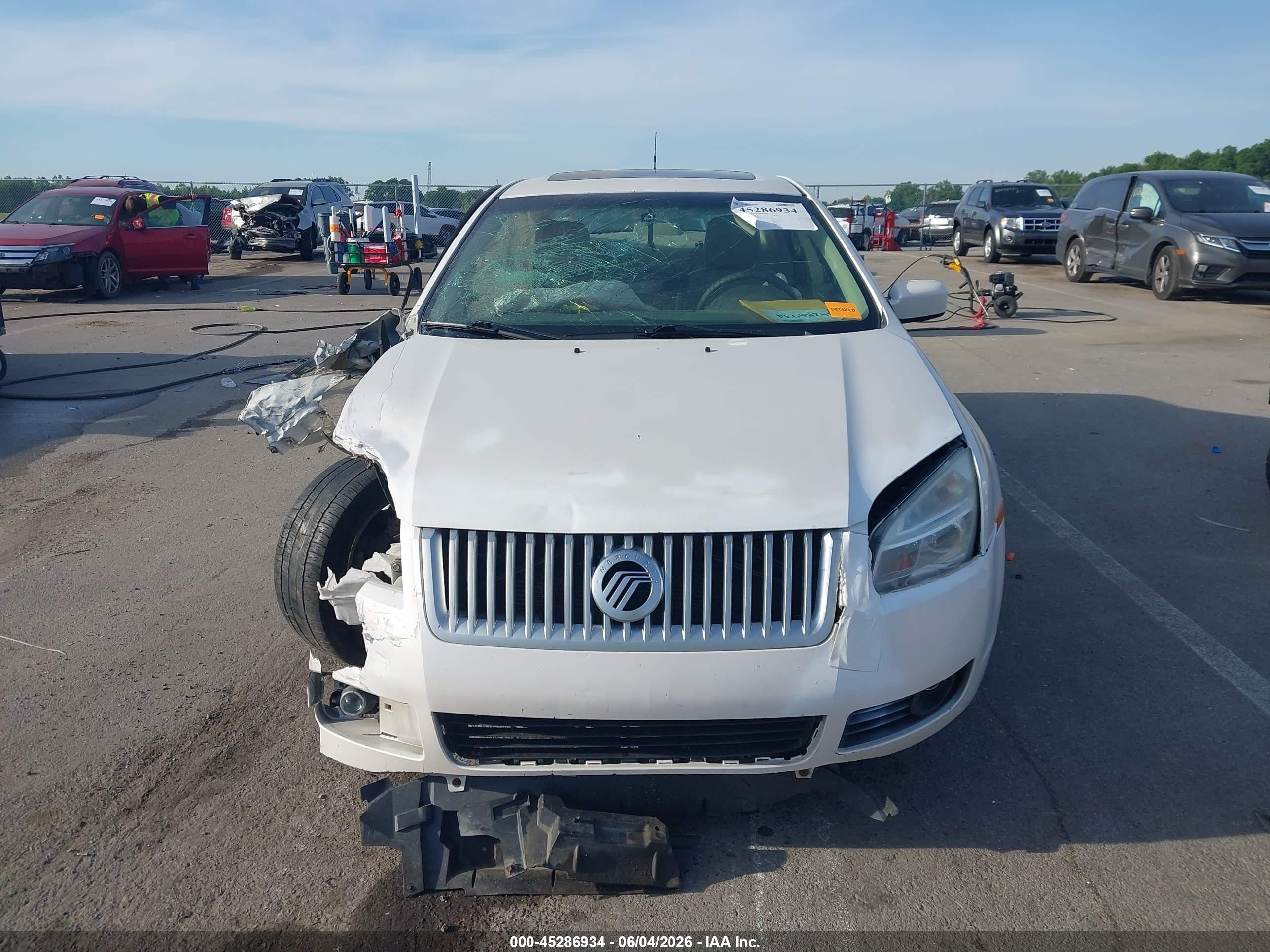 2009 Mercury Milan V6 Premier White vin: 3MEHM081X9R614067