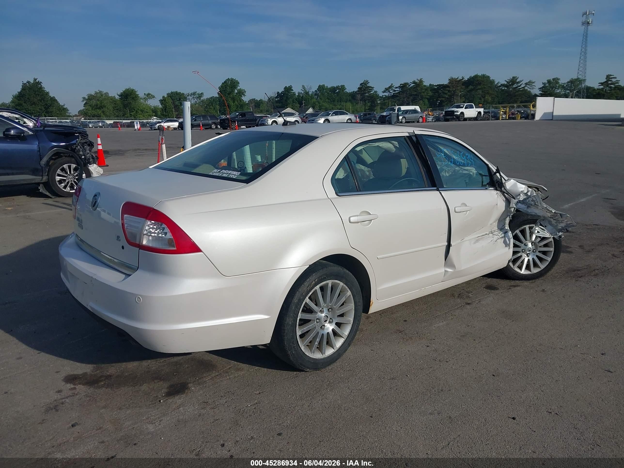 2009 Mercury Milan V6 Premier White vin: 3MEHM081X9R614067