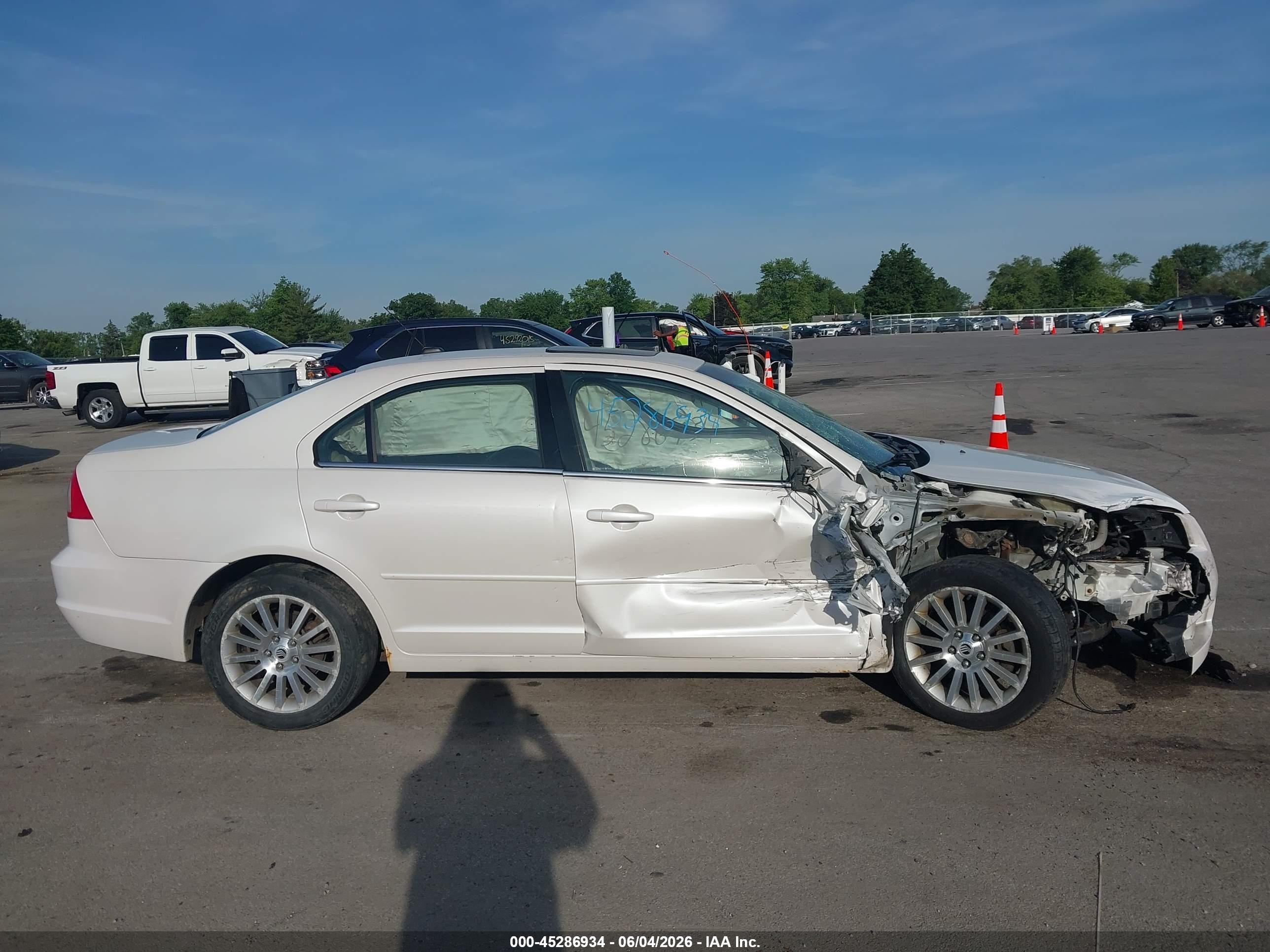 2009 Mercury Milan V6 Premier White vin: 3MEHM081X9R614067
