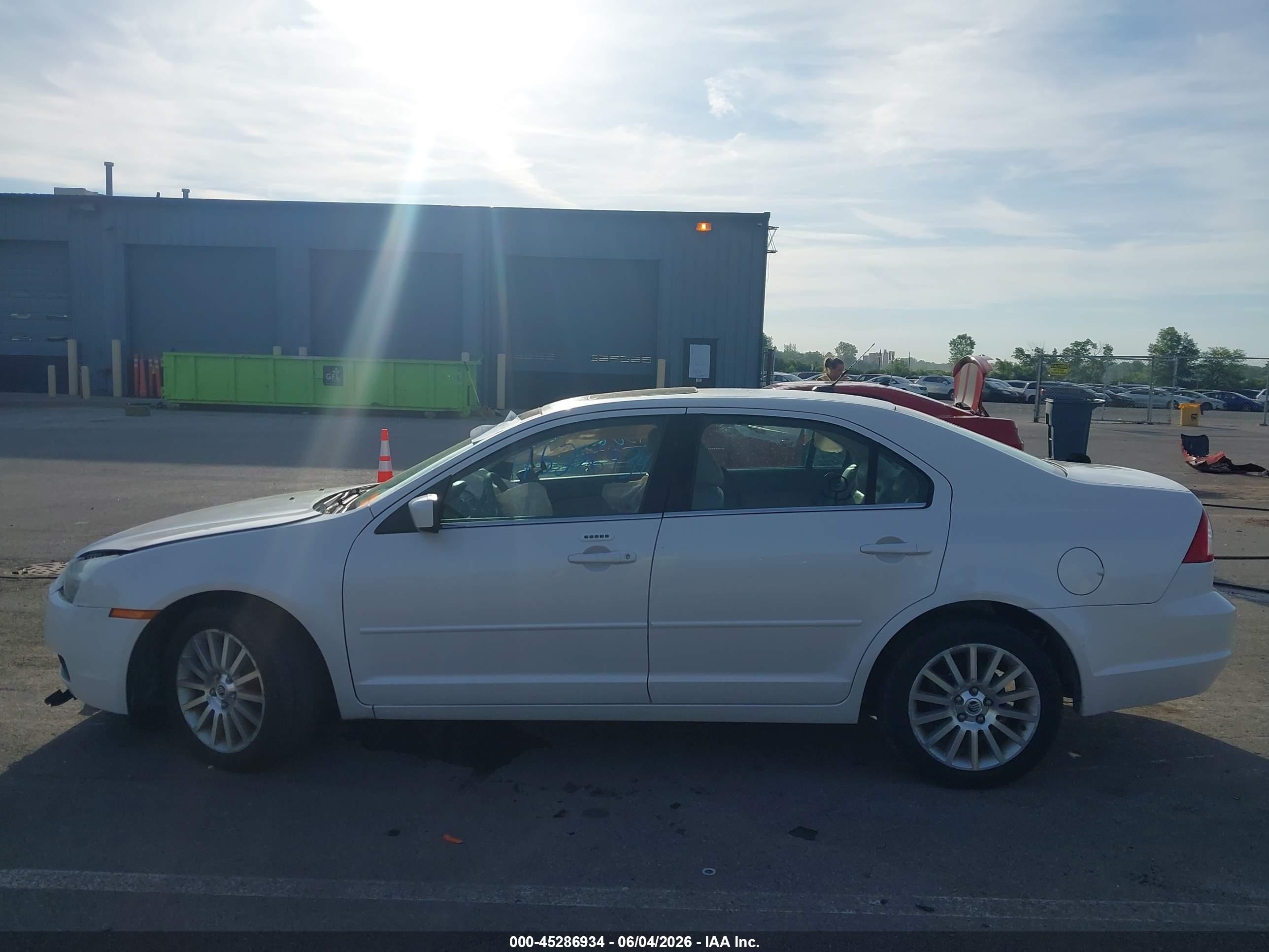 2009 Mercury Milan V6 Premier White vin: 3MEHM081X9R614067