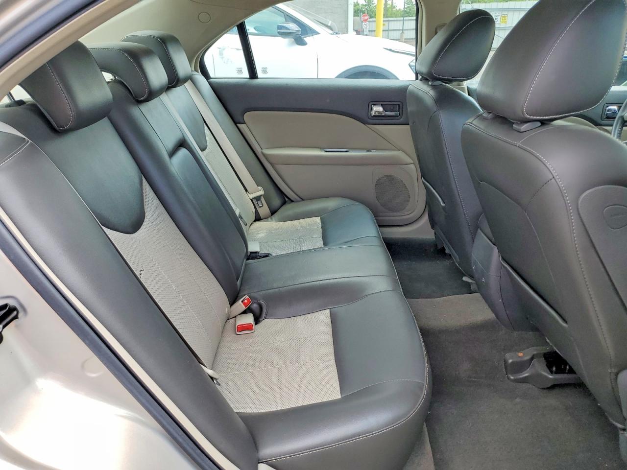 2010 Mercury Milan Premier Silver vin: 3MEHM0CG5AR636302