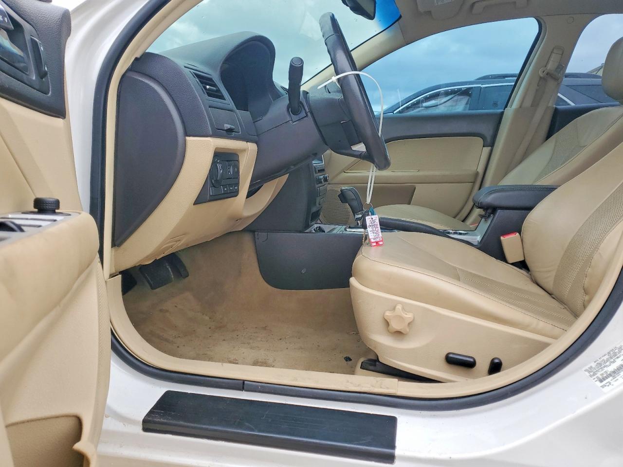2010 Mercury Milan Premier White vin: 3MEHM0CG6AR616267