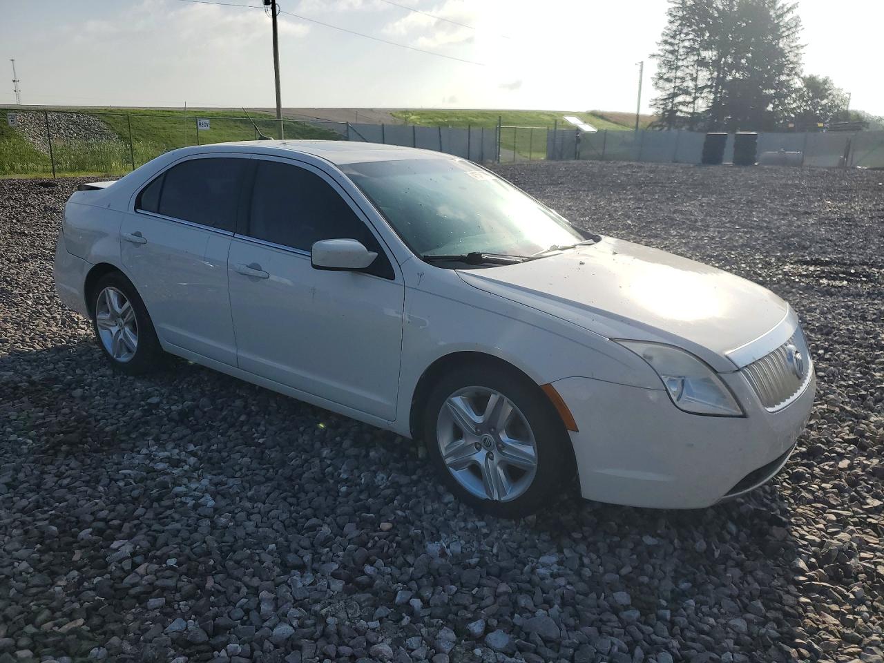 2010 Mercury Milan White vin: 3MEHM0HA0AR617290