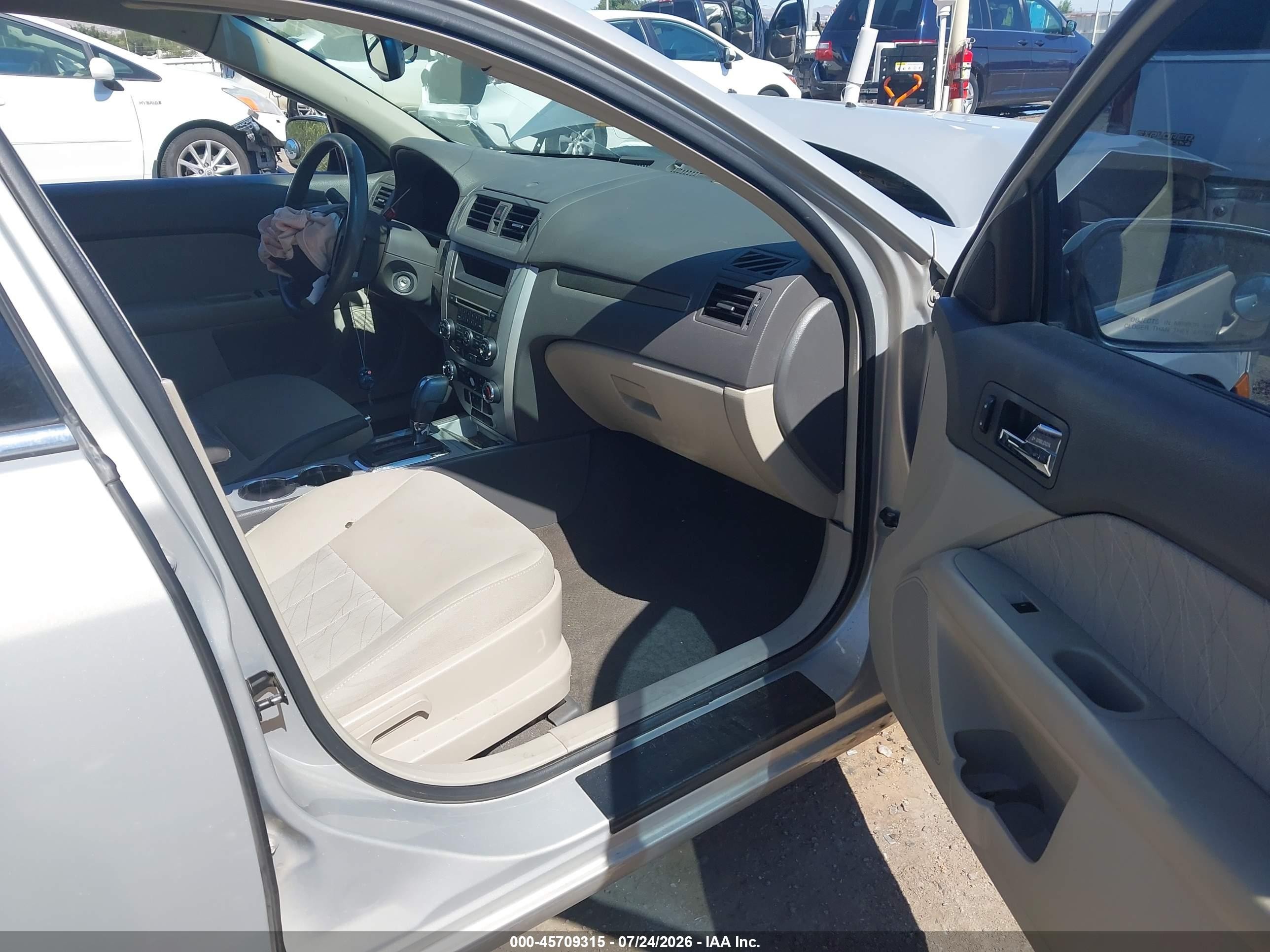 2010 Mercury Milan   Beige vin: 3MEHM0HA0AR642156
