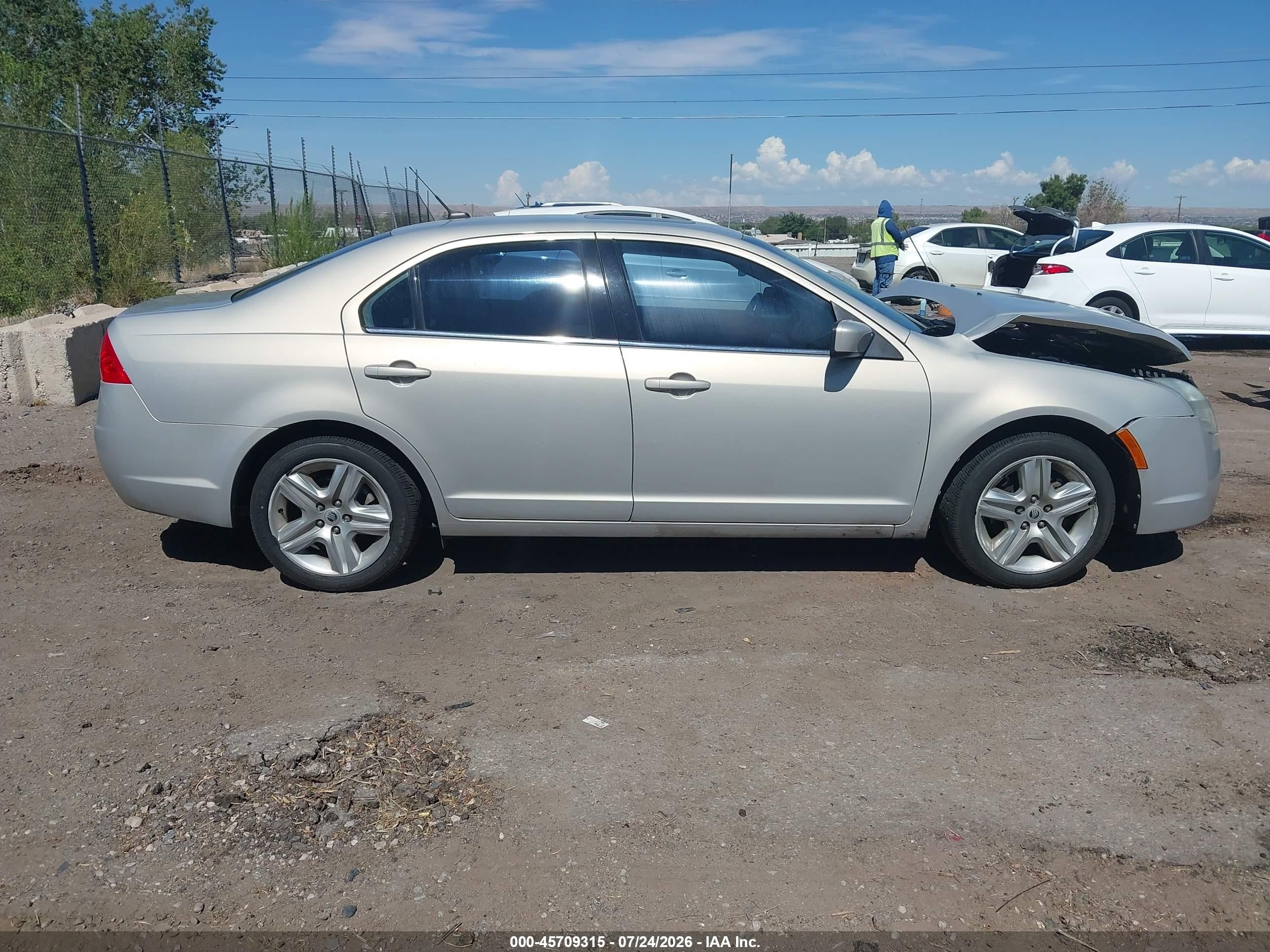 2010 Mercury Milan   Beige vin: 3MEHM0HA0AR642156