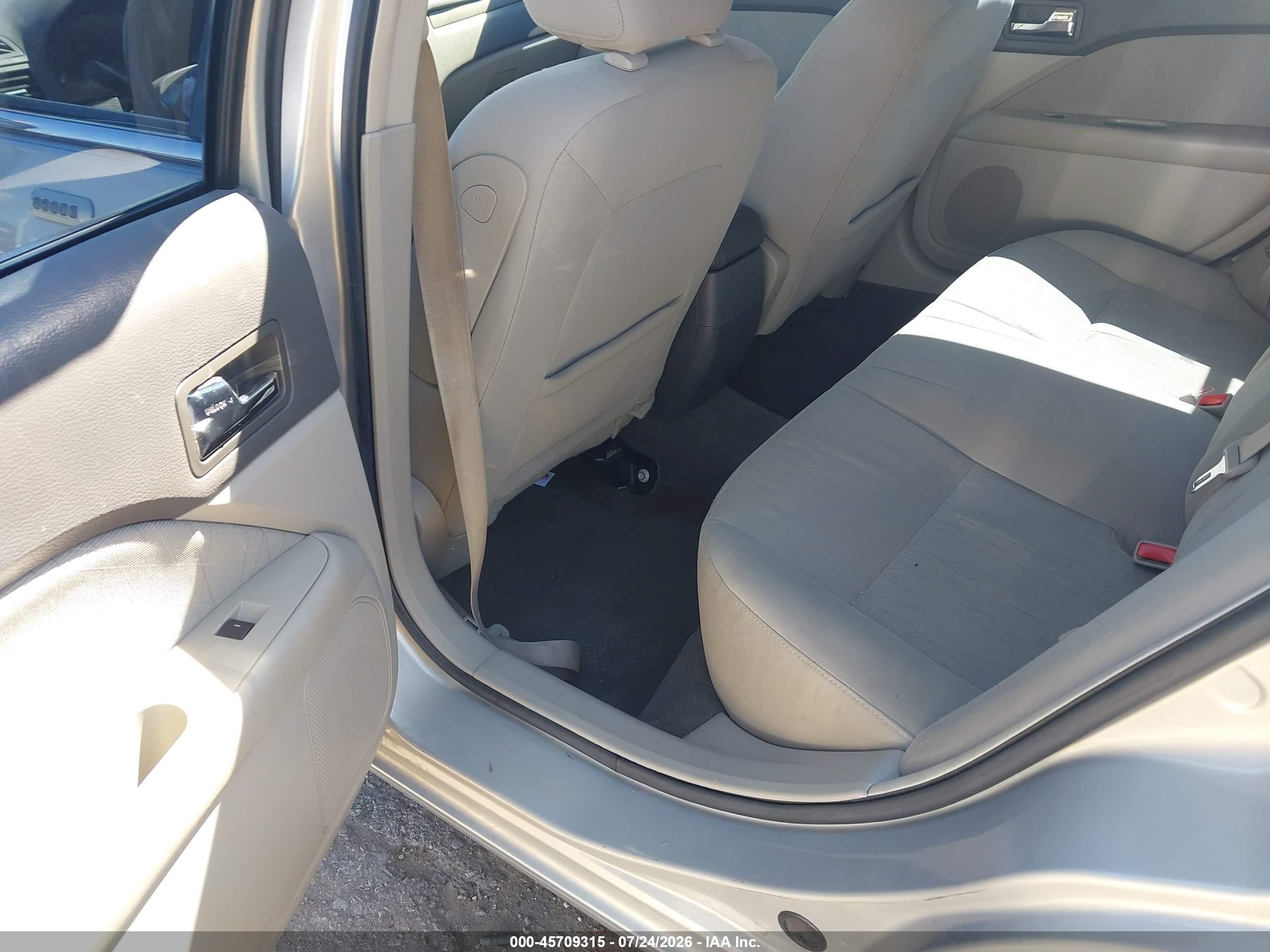 2010 Mercury Milan   Beige vin: 3MEHM0HA0AR642156