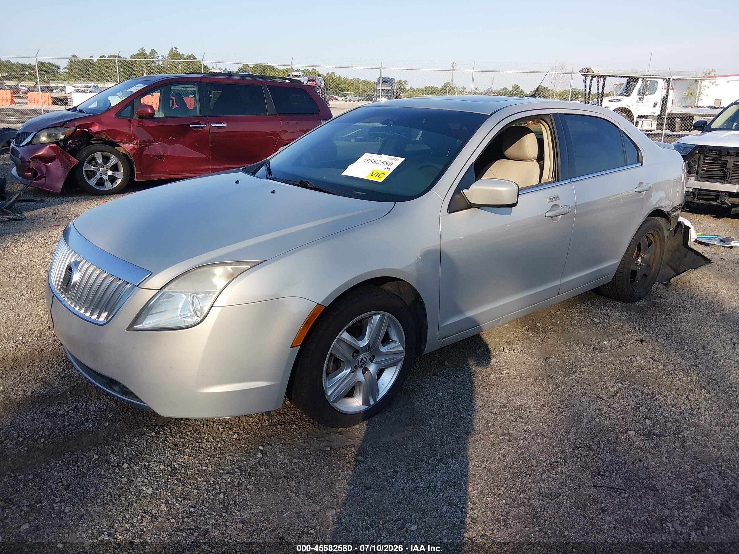 2010 Mercury Milan   White vin: 3MEHM0HA2AR614584