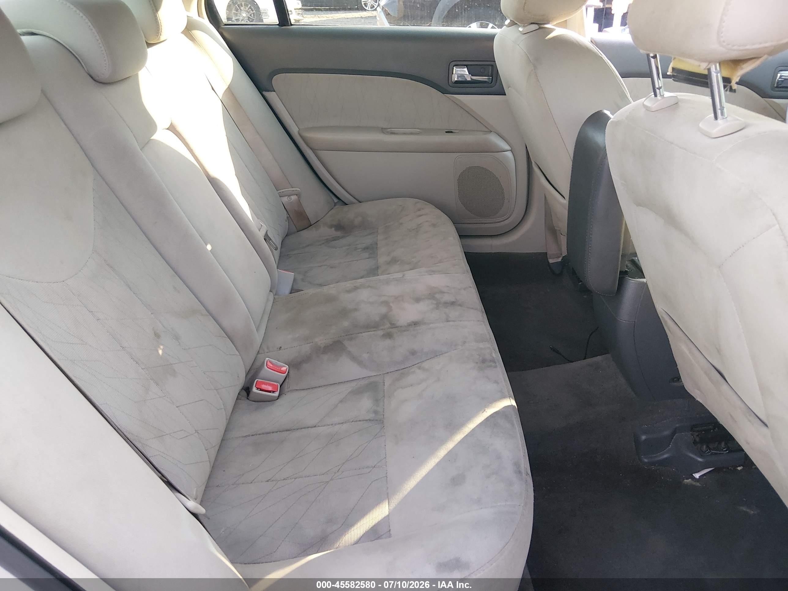 2010 Mercury Milan   White vin: 3MEHM0HA2AR614584
