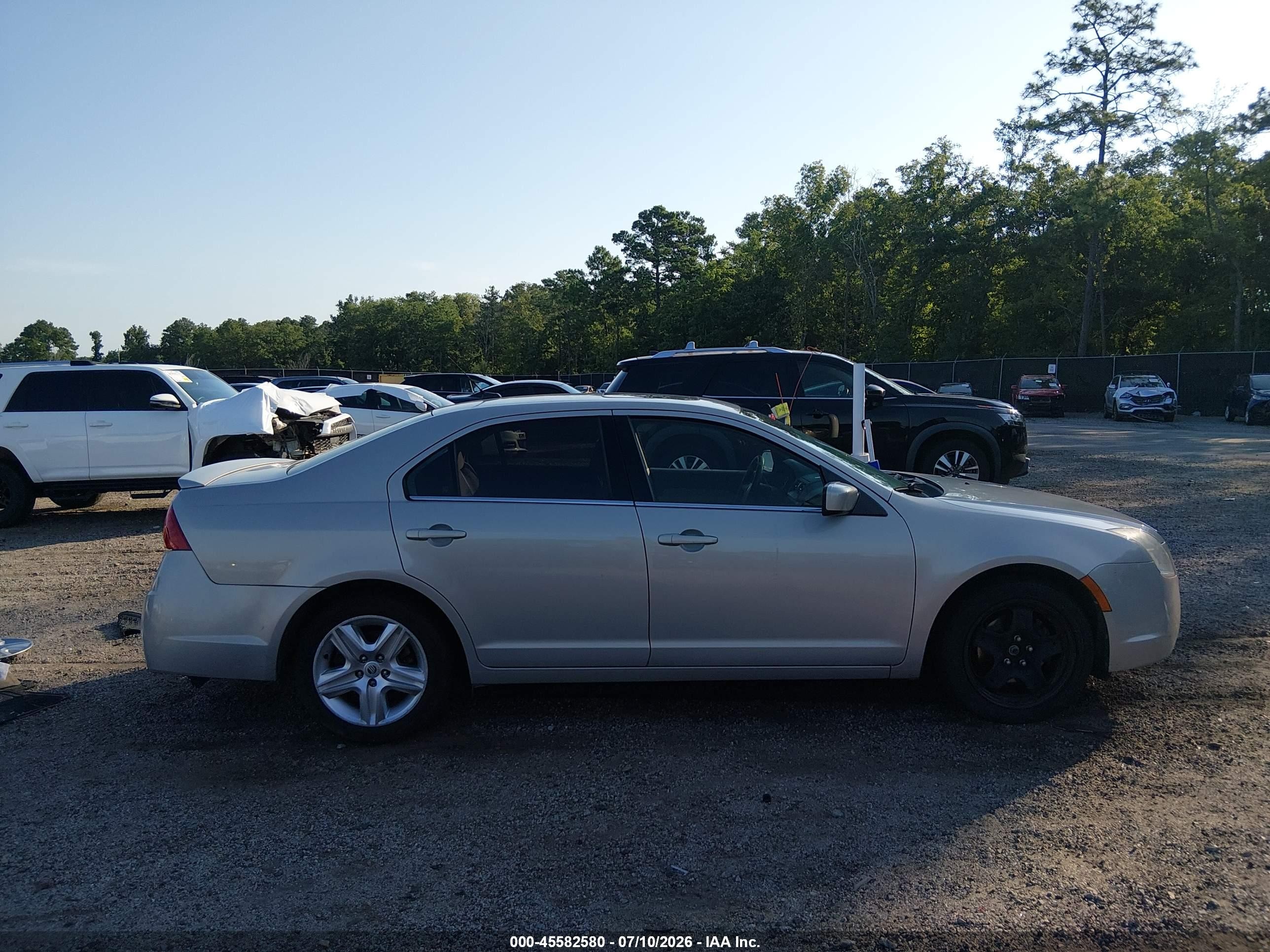 2010 Mercury Milan   White vin: 3MEHM0HA2AR614584