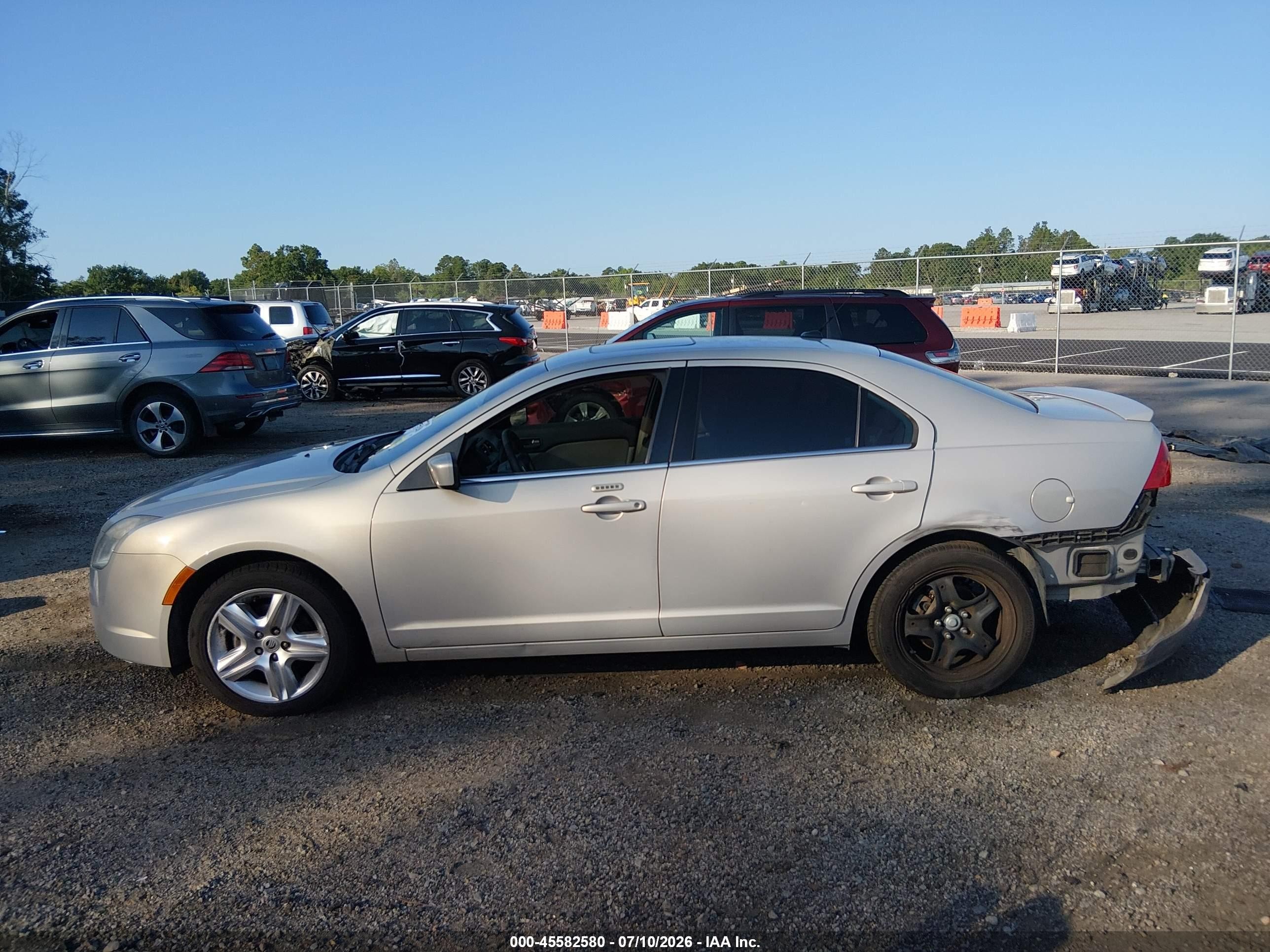 2010 Mercury Milan   White vin: 3MEHM0HA2AR614584