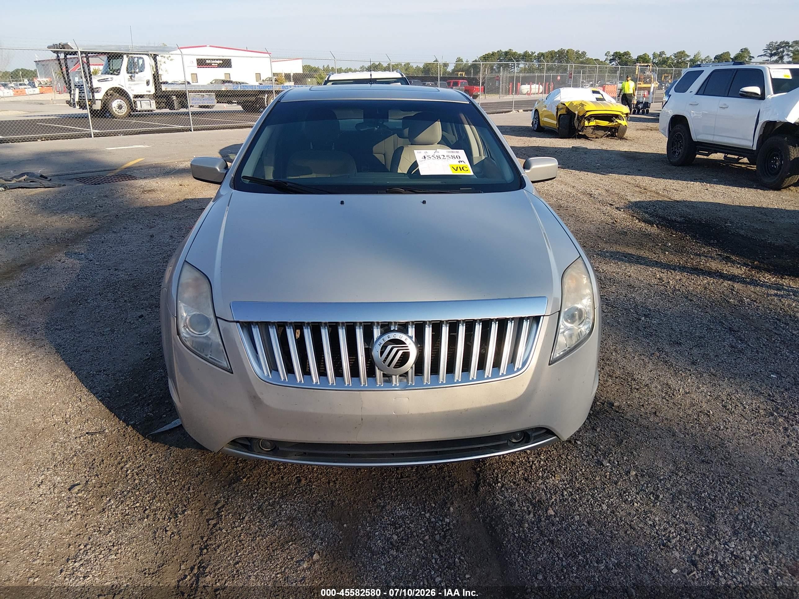 2010 Mercury Milan   White vin: 3MEHM0HA2AR614584
