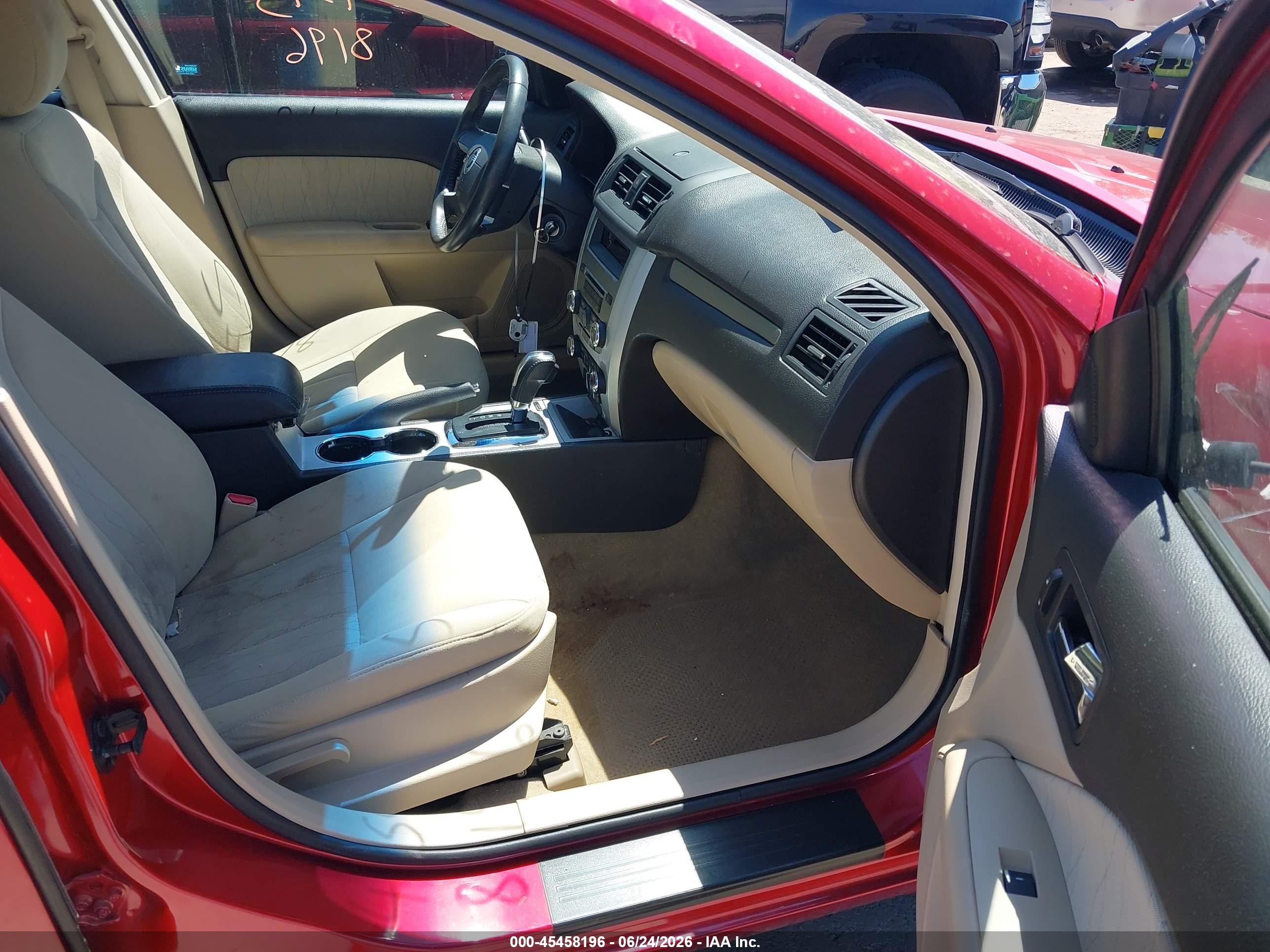 2011 Mercury Milan   Красный vin: 3MEHM0HA2BR602100