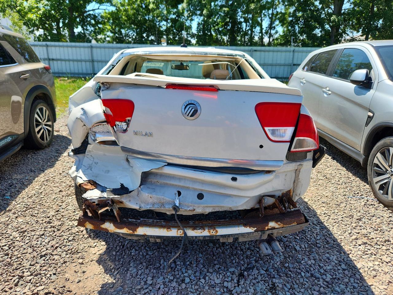 2010 Mercury Milan White vin: 3MEHM0HA4AR665732