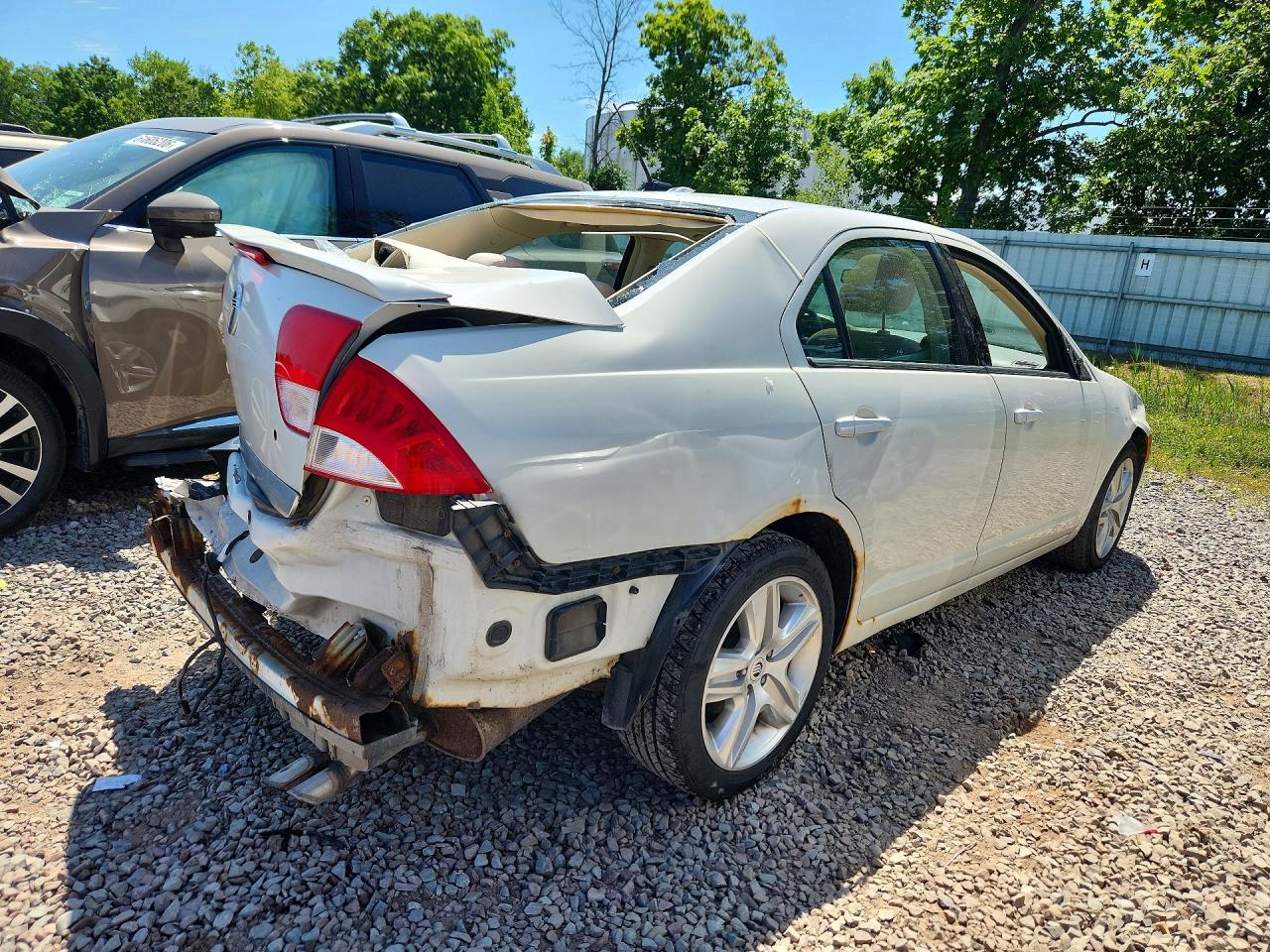 2010 Mercury Milan White vin: 3MEHM0HA4AR665732