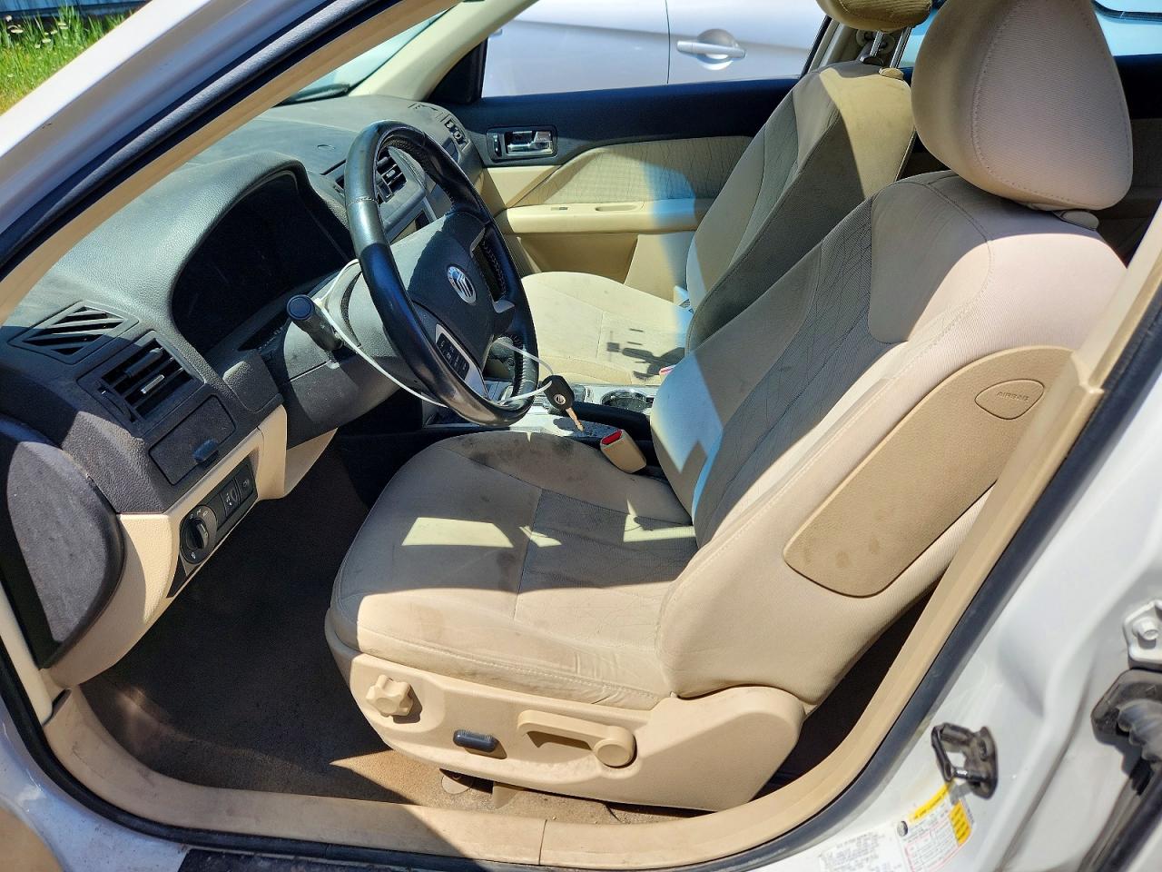2010 Mercury Milan White vin: 3MEHM0HA4AR665732
