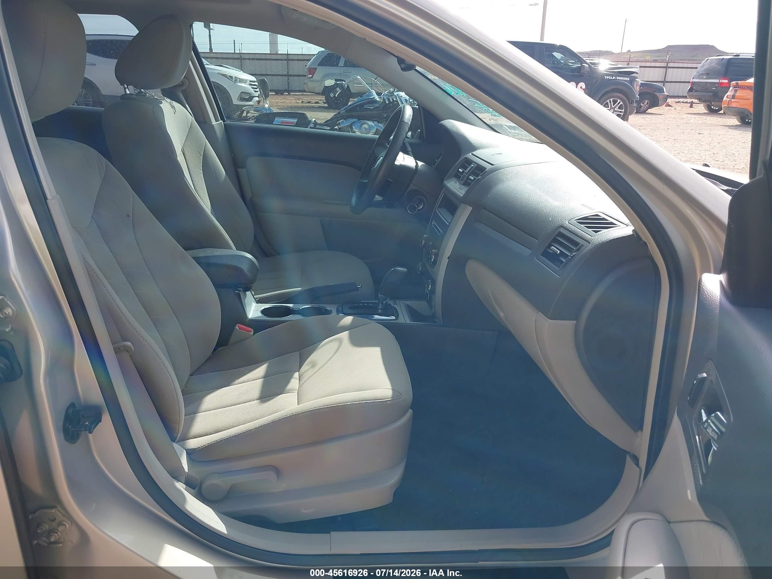 2010 Mercury Milan   Silver vin: 3MEHM0HA7AR626035