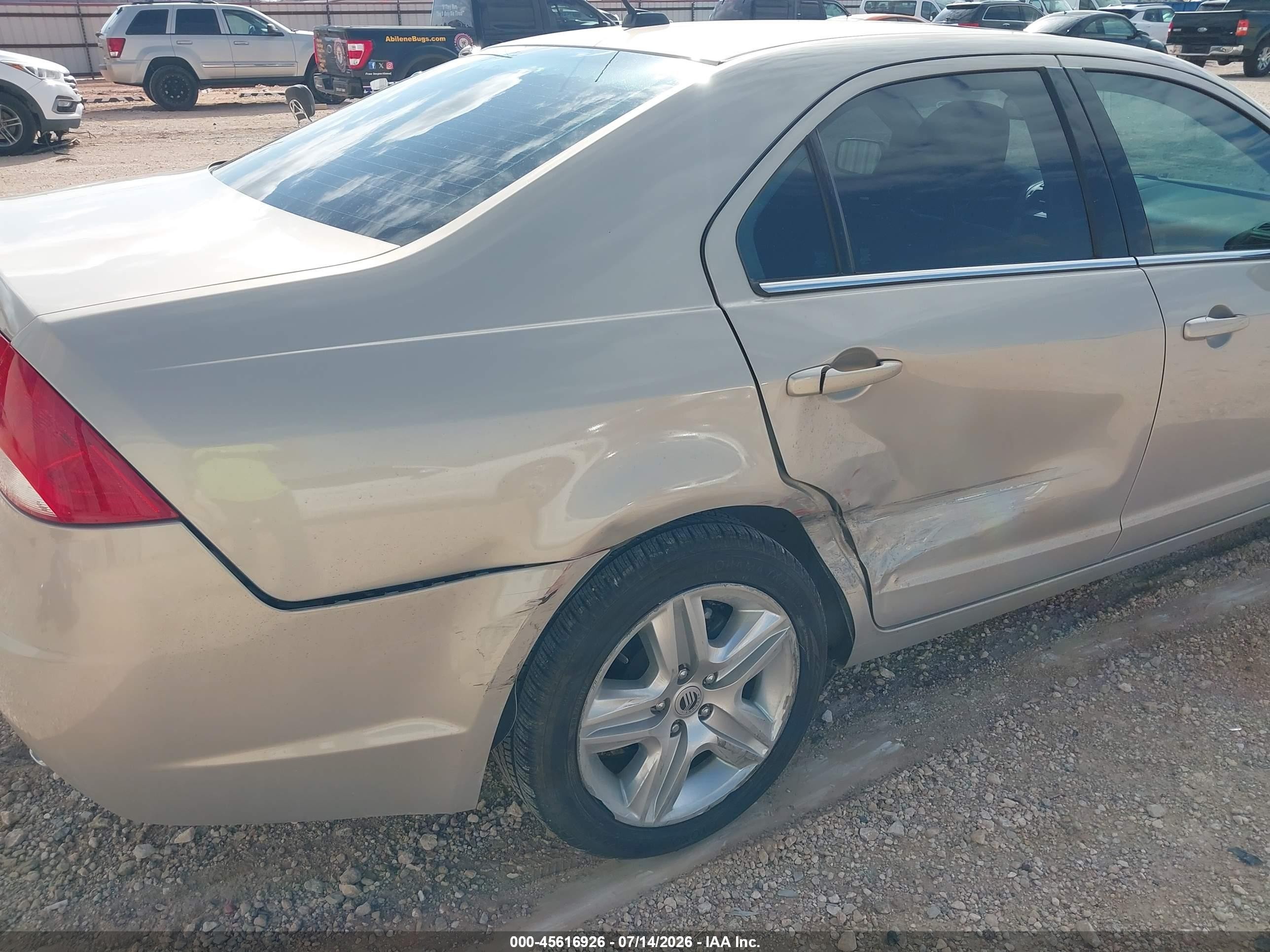2010 Mercury Milan   Silver vin: 3MEHM0HA7AR626035