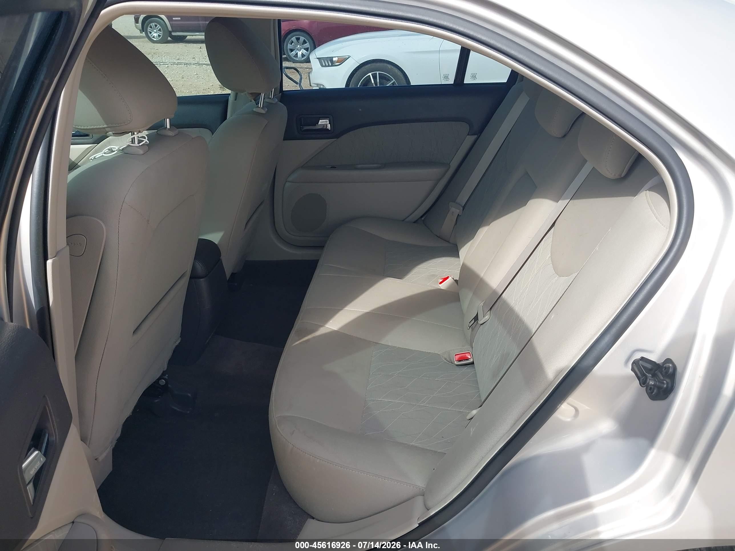 2010 Mercury Milan   Silver vin: 3MEHM0HA7AR626035