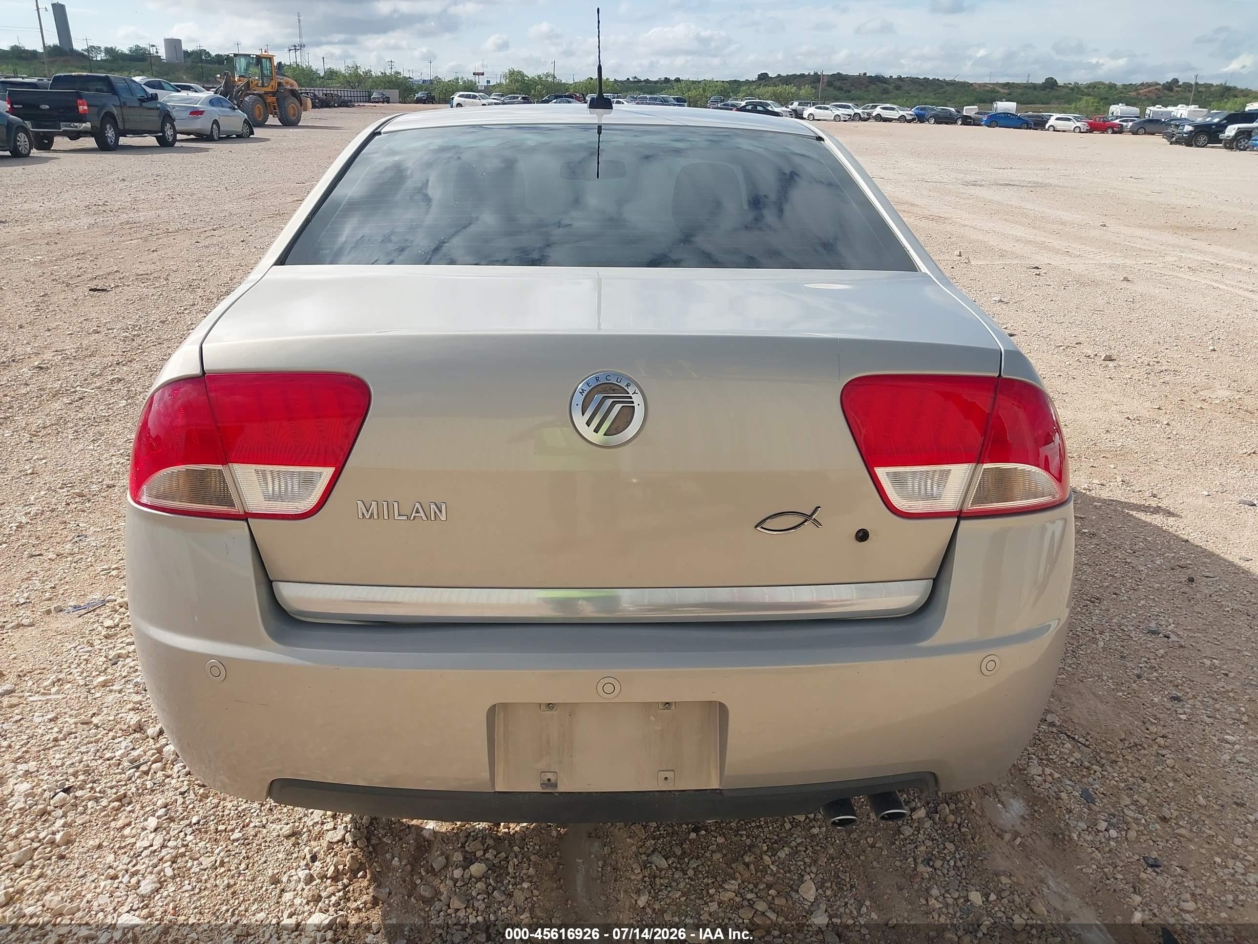 2010 Mercury Milan   Silver vin: 3MEHM0HA7AR626035