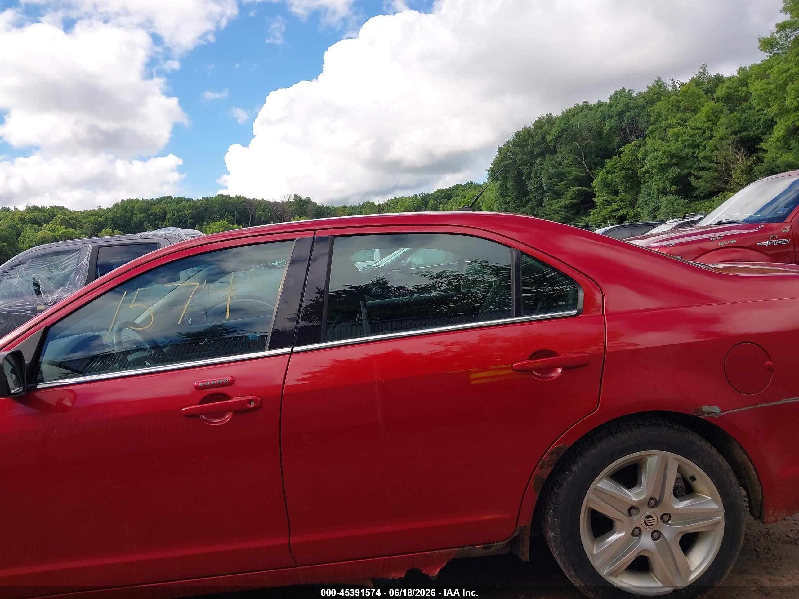 2010 Mercury Milan   Red vin: 3MEHM0HA8AR642616
