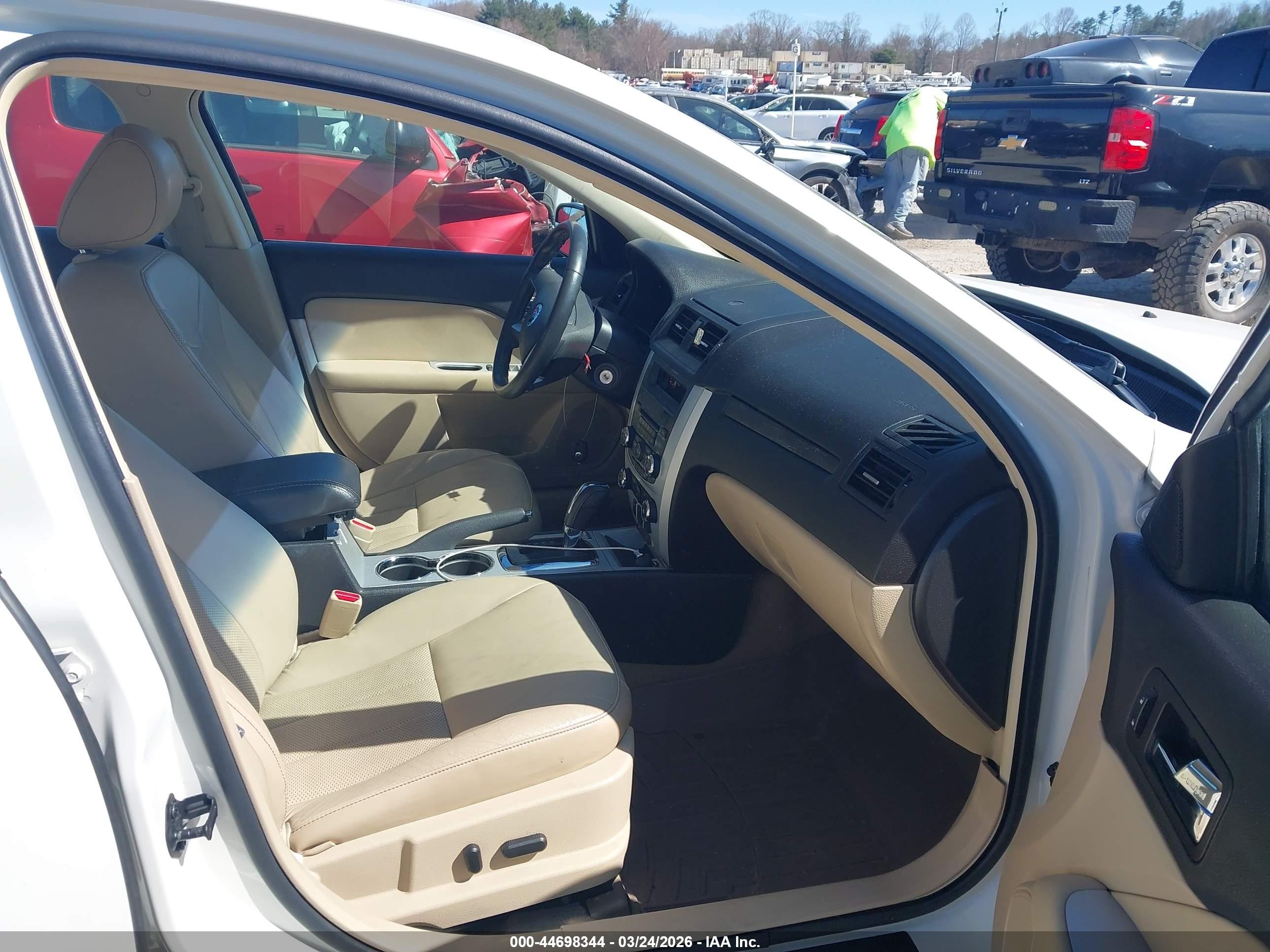 2011 Mercury Milan Premier White vin: 3MEHM0JA7BR603589