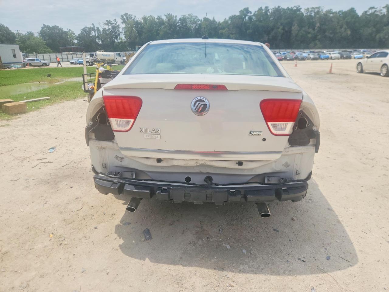 2010 Mercury Milan Premier White vin: 3MEHM0JG0AR642608