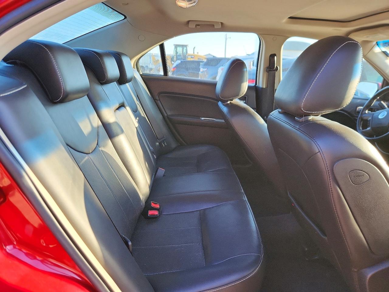 2010 Mercury Milan Premier Red vin: 3MEHM0JG2AR653092