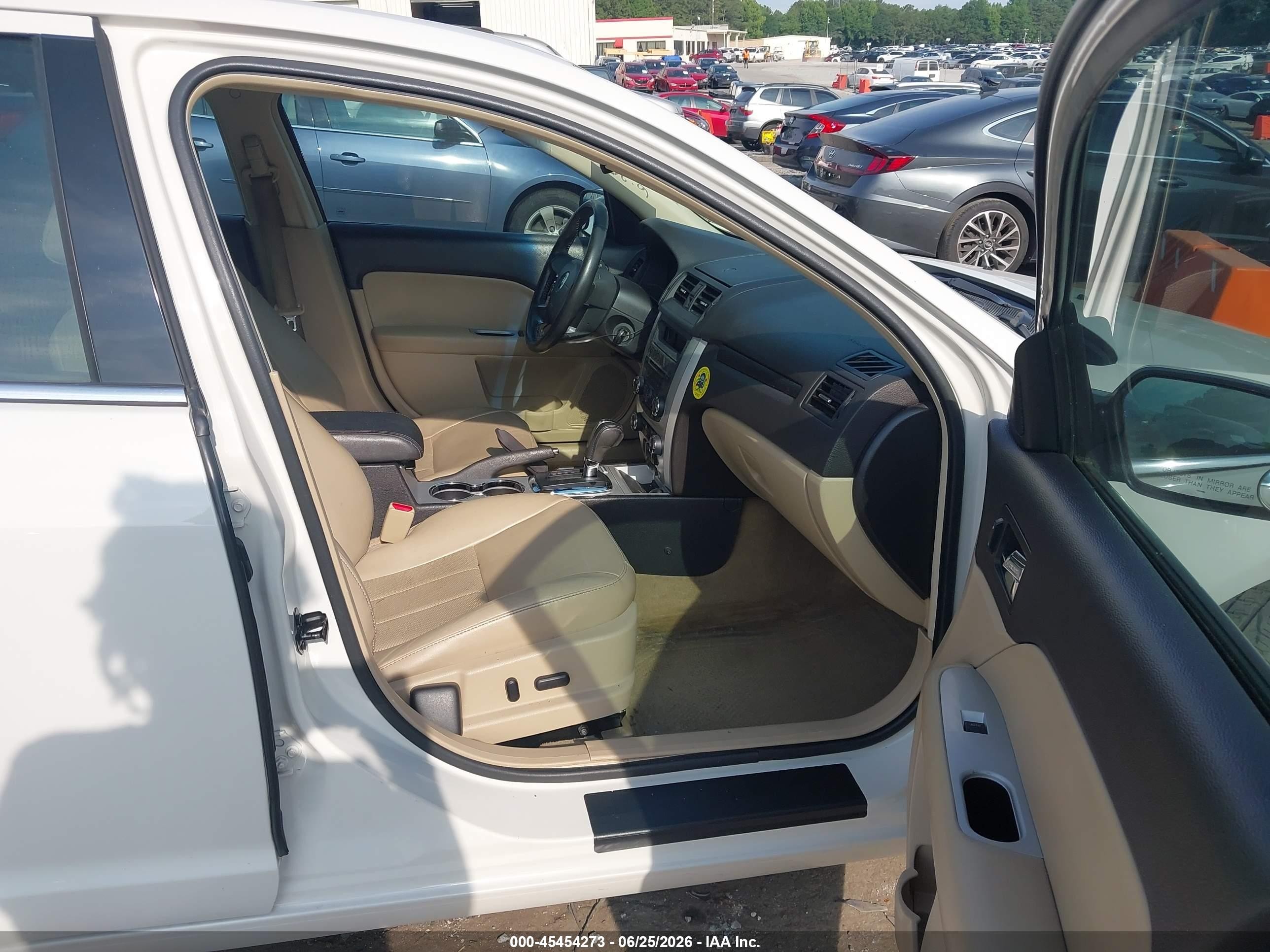 2011 Mercury Milan Premier White vin: 3MEHM0JG2BR603584