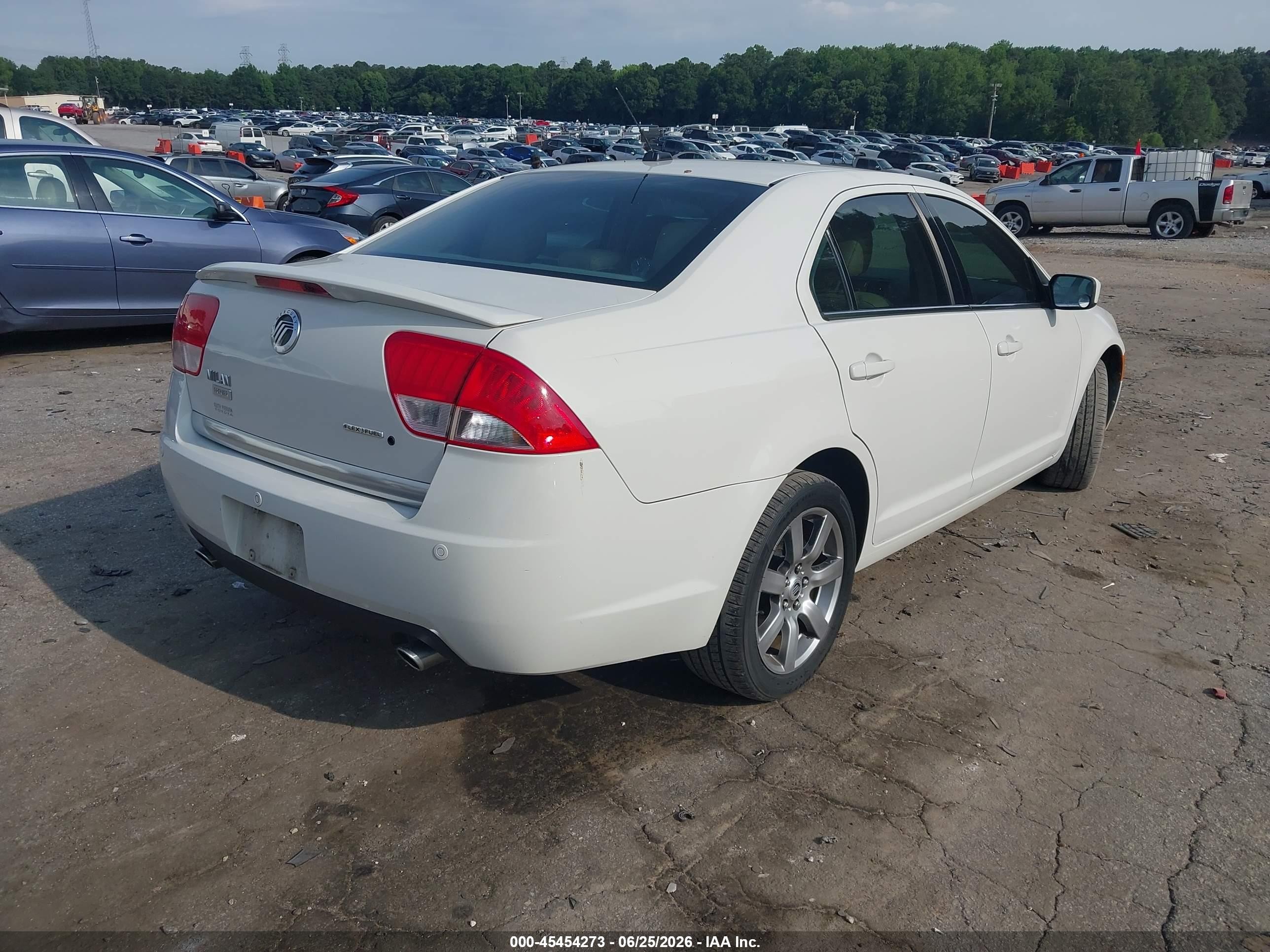 2011 Mercury Milan Premier White vin: 3MEHM0JG2BR603584