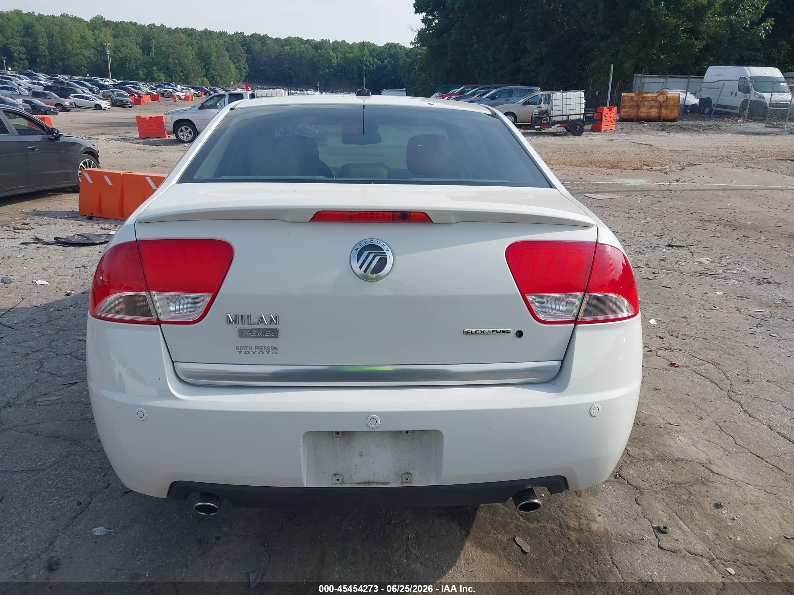 2011 Mercury Milan Premier White vin: 3MEHM0JG2BR603584