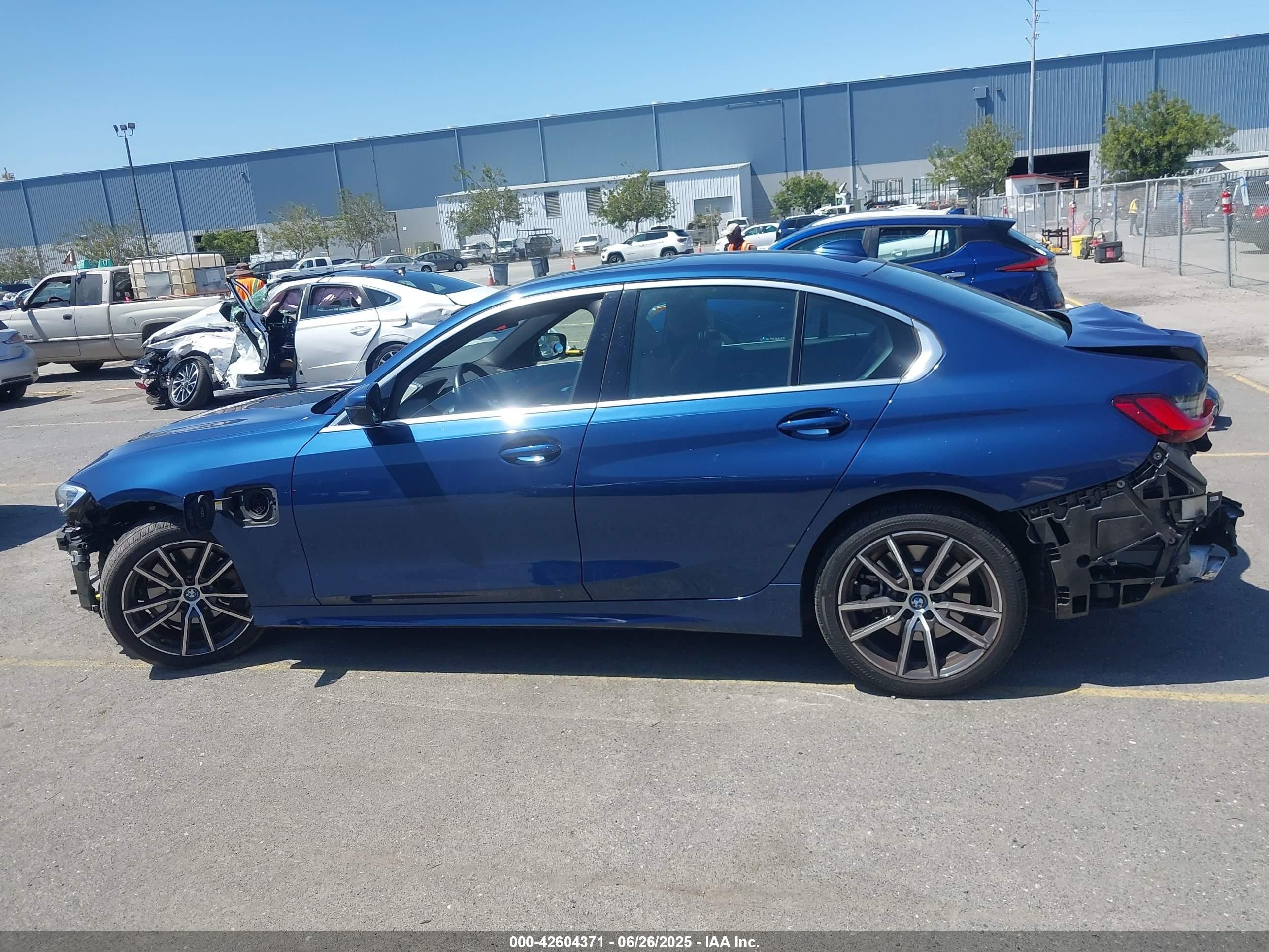 2022 Bmw 3 Series 330e Blue vin: 3MW5P7J07N8C39029
