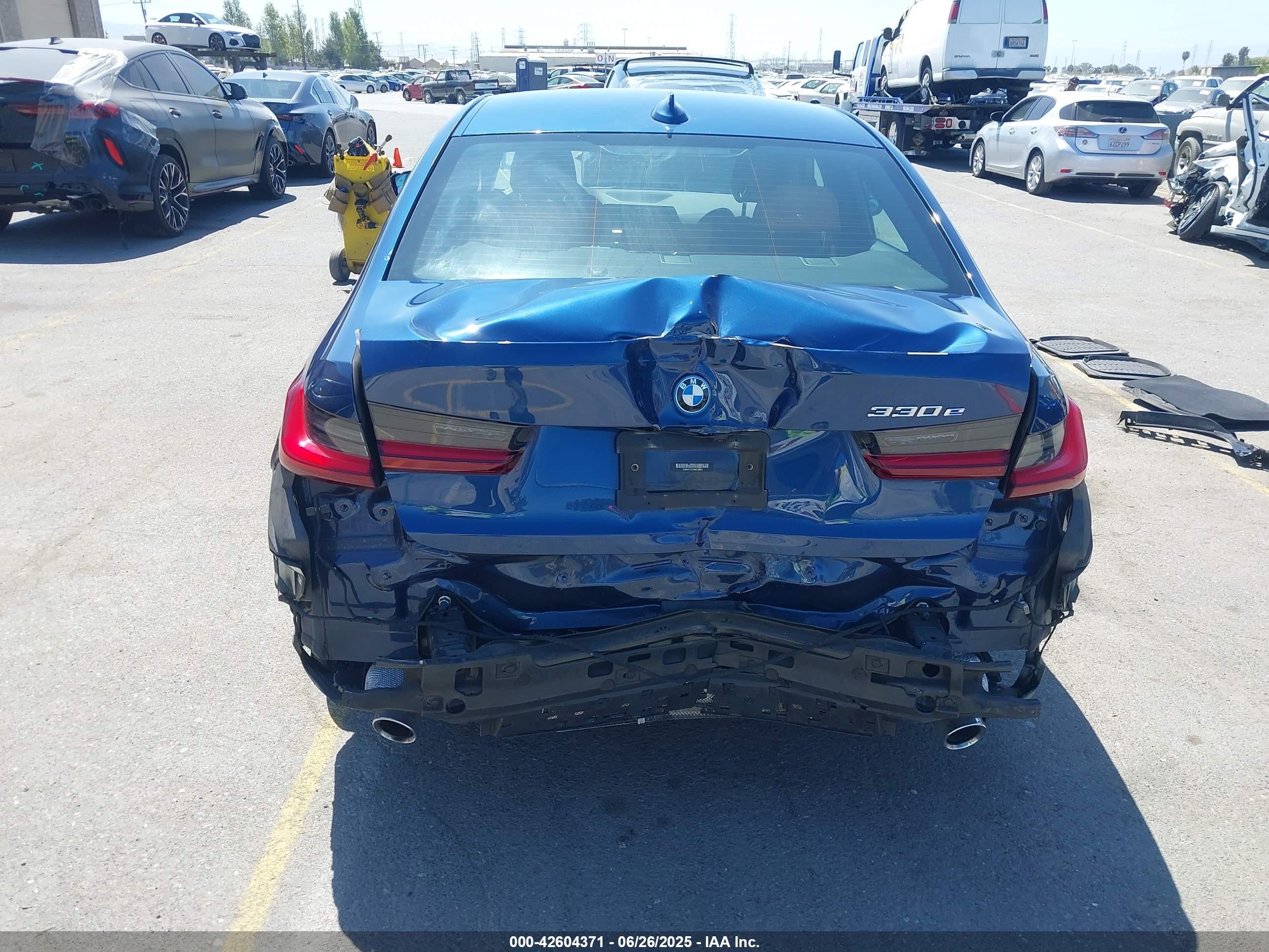 2022 Bmw 3 Series 330e Blue vin: 3MW5P7J07N8C39029