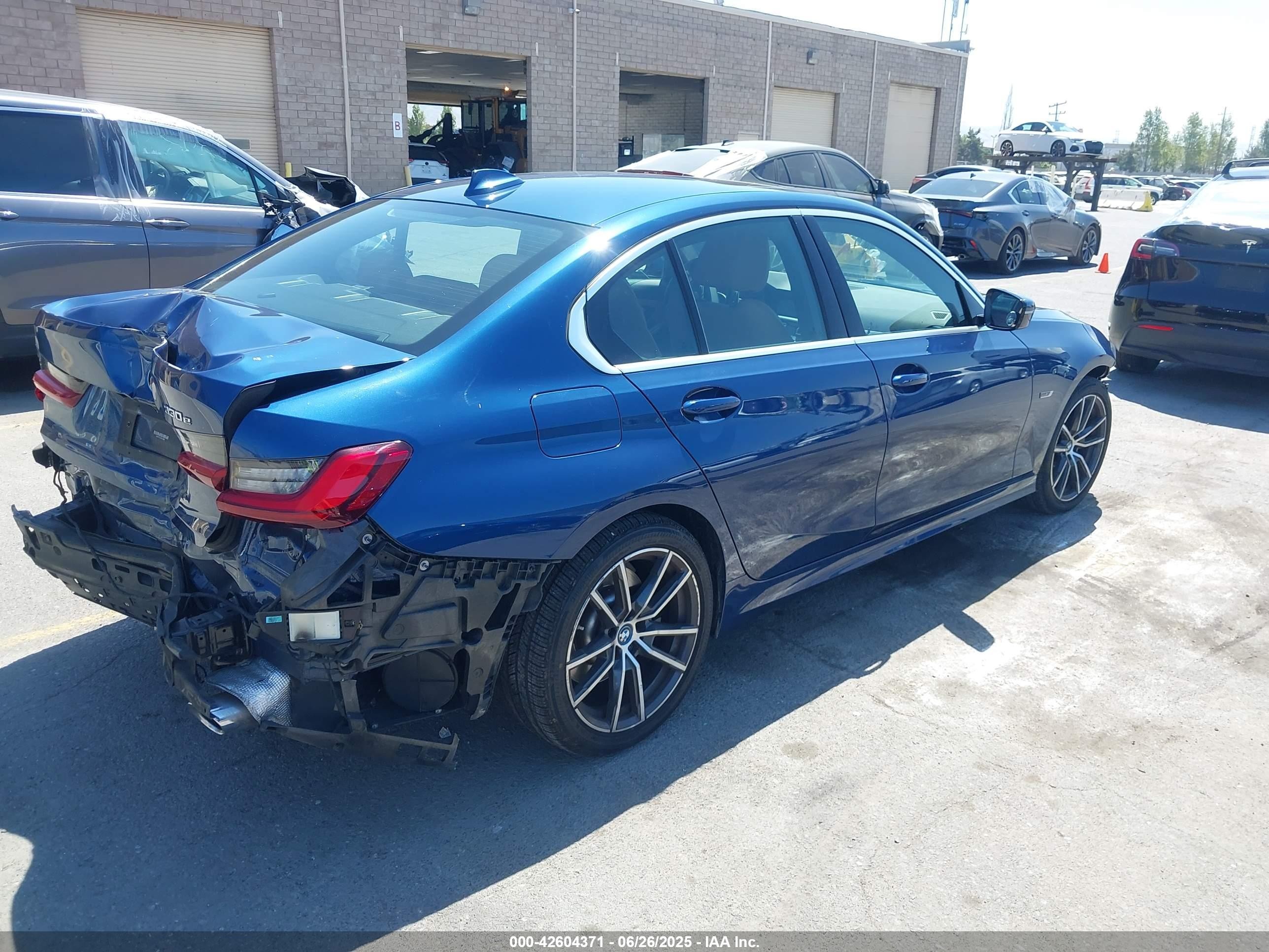 2022 Bmw 3 Series 330e Blue vin: 3MW5P7J07N8C39029