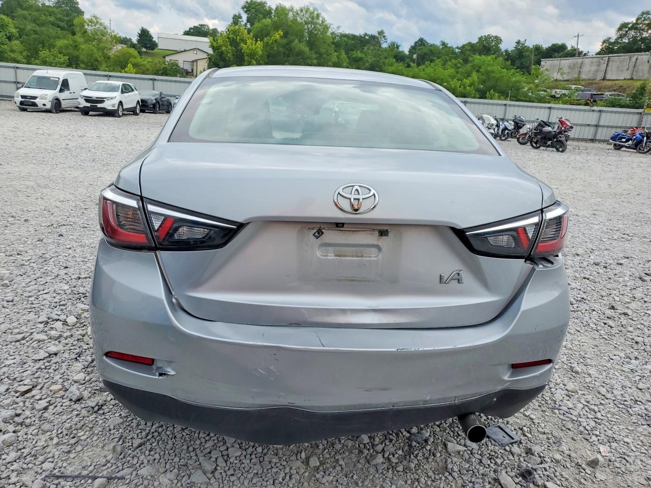 2018 Toyota Yaris Ia Base Silver vin: 3MYDLBYV2JY322457