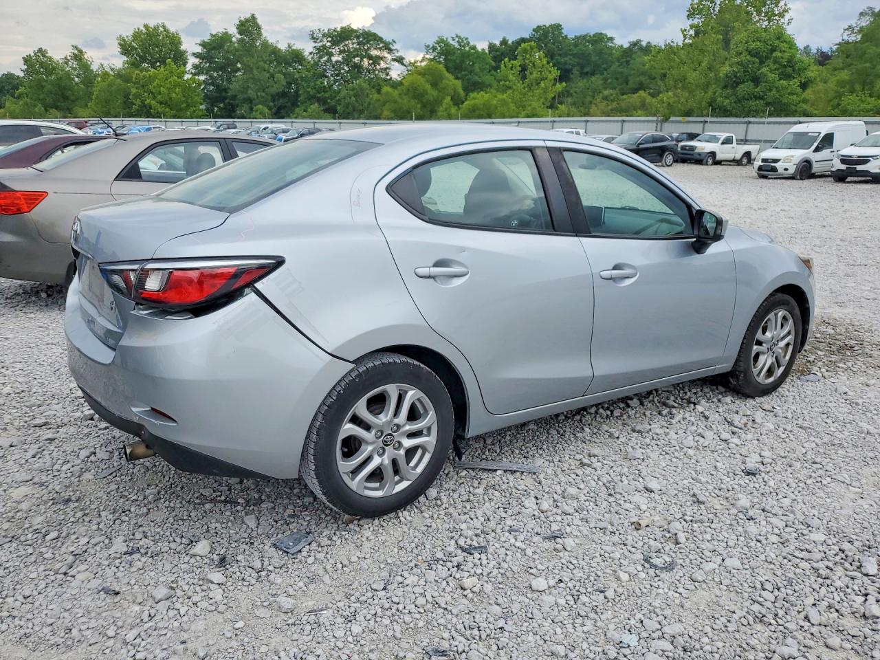 2018 Toyota Yaris Ia Base Silver vin: 3MYDLBYV2JY322457