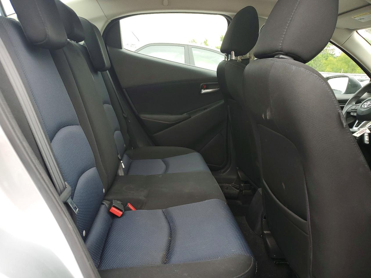 2018 Toyota Yaris Ia Base Silver vin: 3MYDLBYV2JY322457