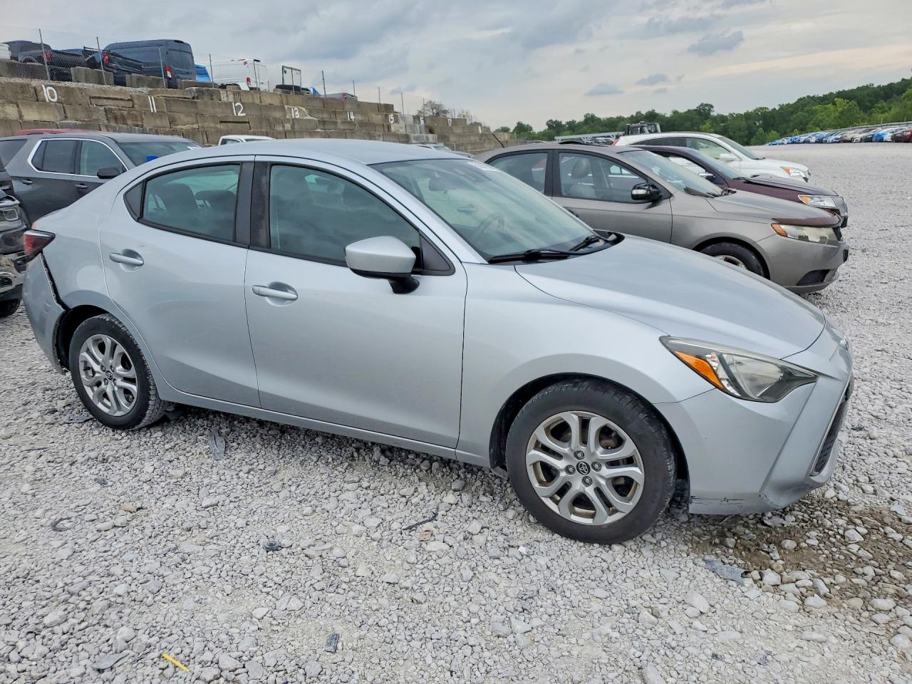 2018 Toyota Yaris Ia Base Silver vin: 3MYDLBYV2JY322457
