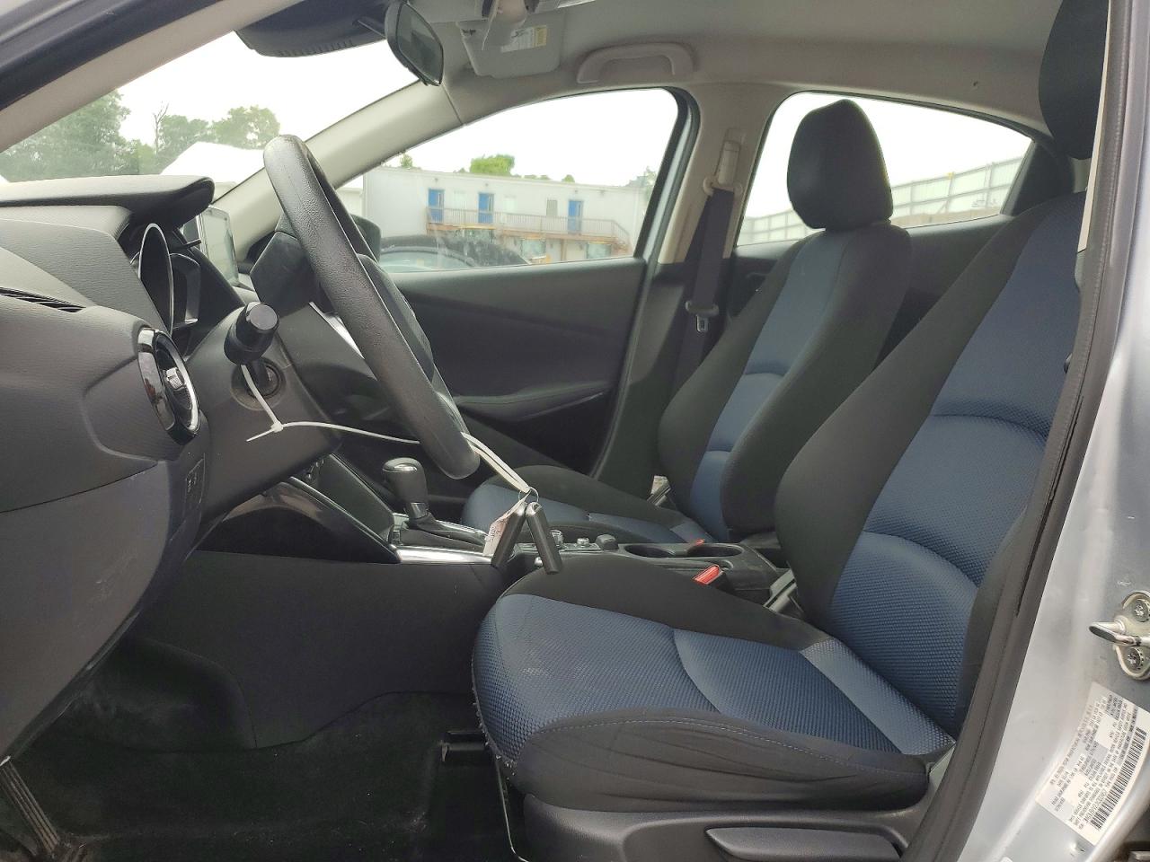 2018 Toyota Yaris Ia Base Silver vin: 3MYDLBYV2JY322457