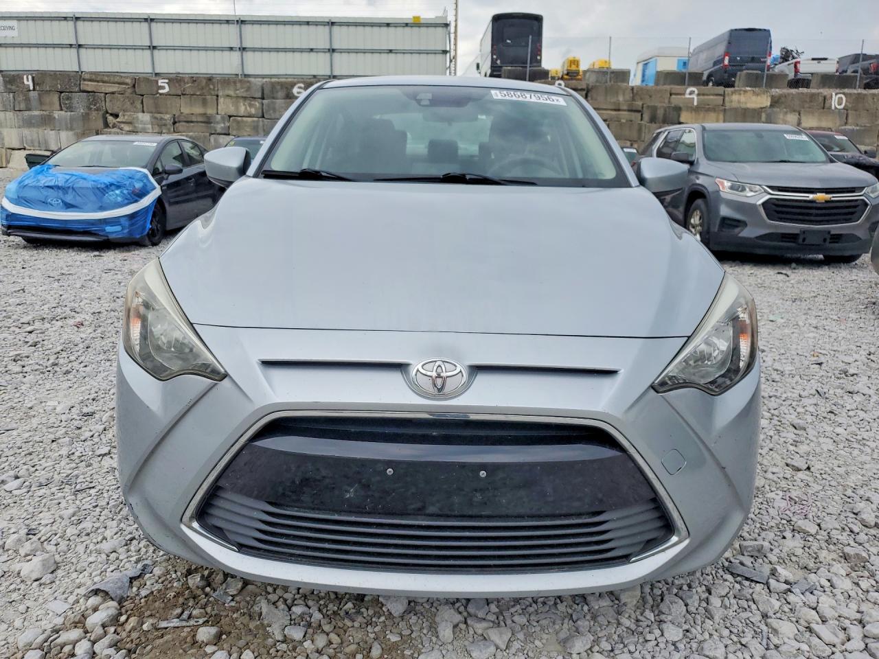 2018 Toyota Yaris Ia Base Silver vin: 3MYDLBYV2JY322457