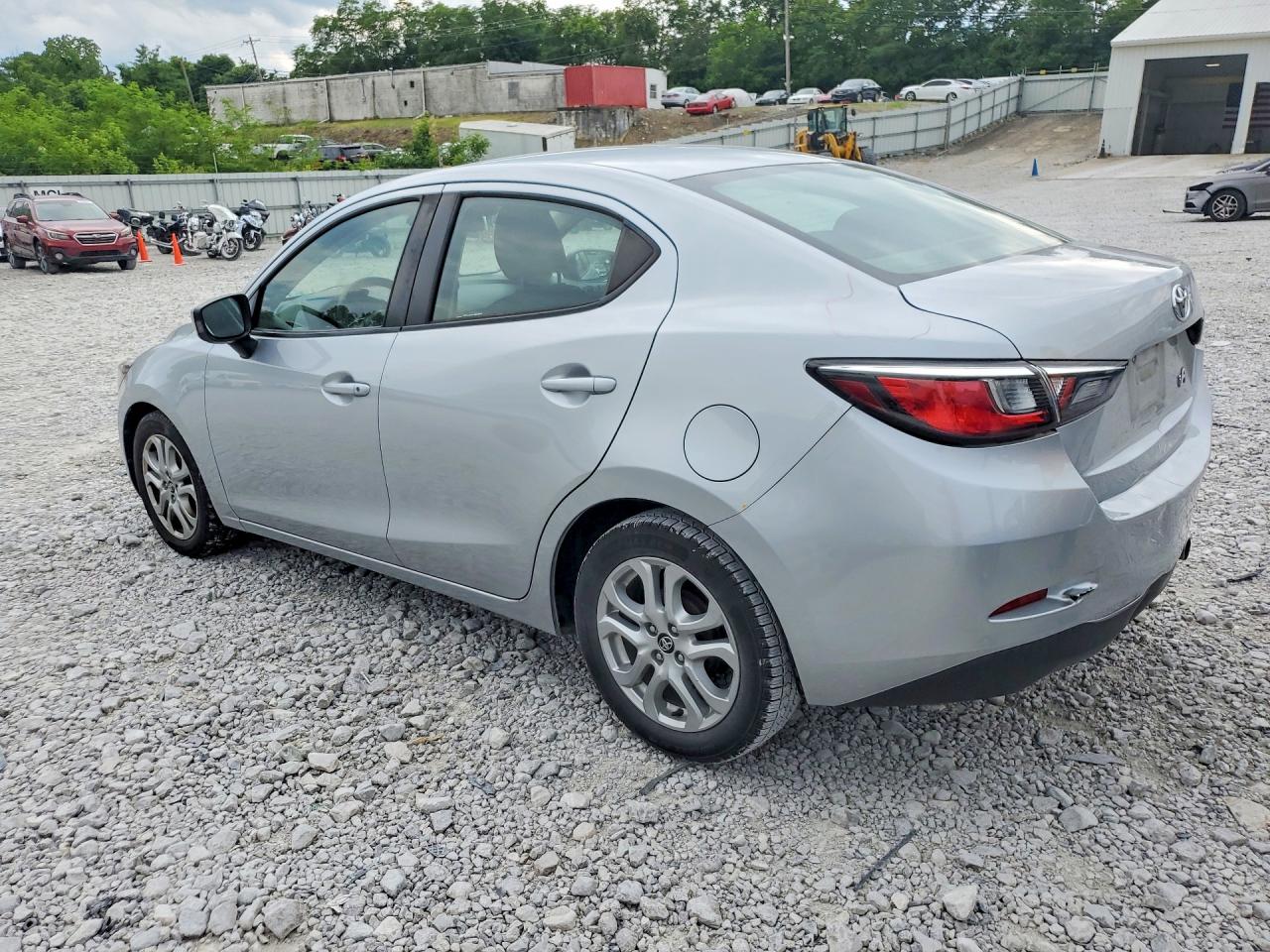2018 Toyota Yaris Ia Base Silver vin: 3MYDLBYV2JY322457