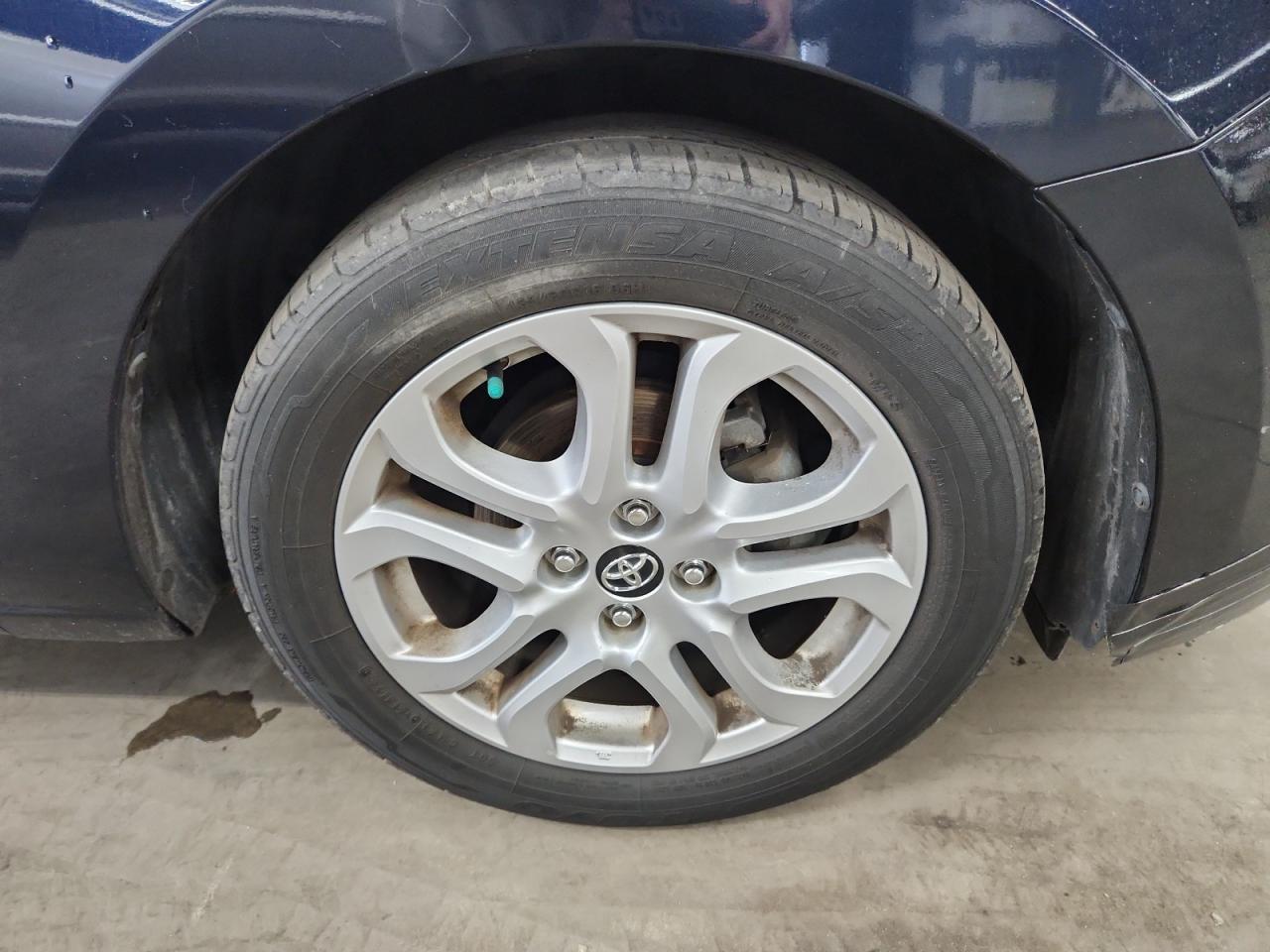 2018 Toyota Yaris Ia Base Синий vin: 3MYDLBYV3JY316392 Damage: Right Front Tire, Worn, Replacement Required