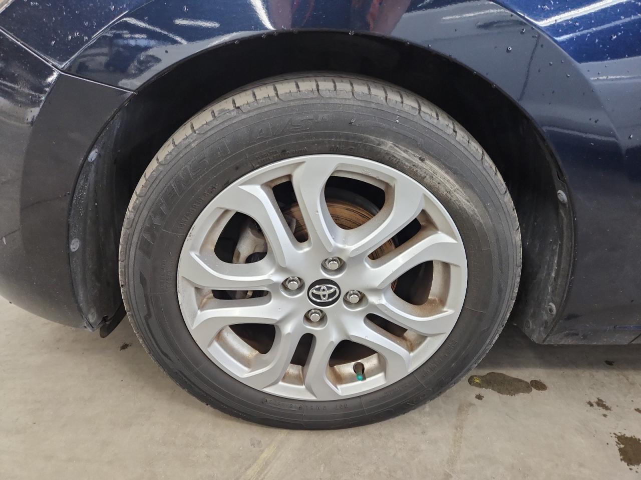2018 Toyota Yaris Ia Base Синий vin: 3MYDLBYV3JY316392 Damage: Left Front Wheel, Curb Rash, 4 To 5 Inches