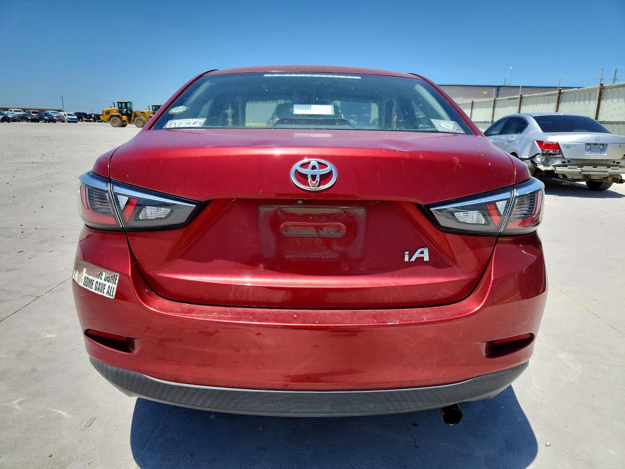 2018 Toyota Yaris Ia Base Red vin: 3MYDLBYV3JY323309
