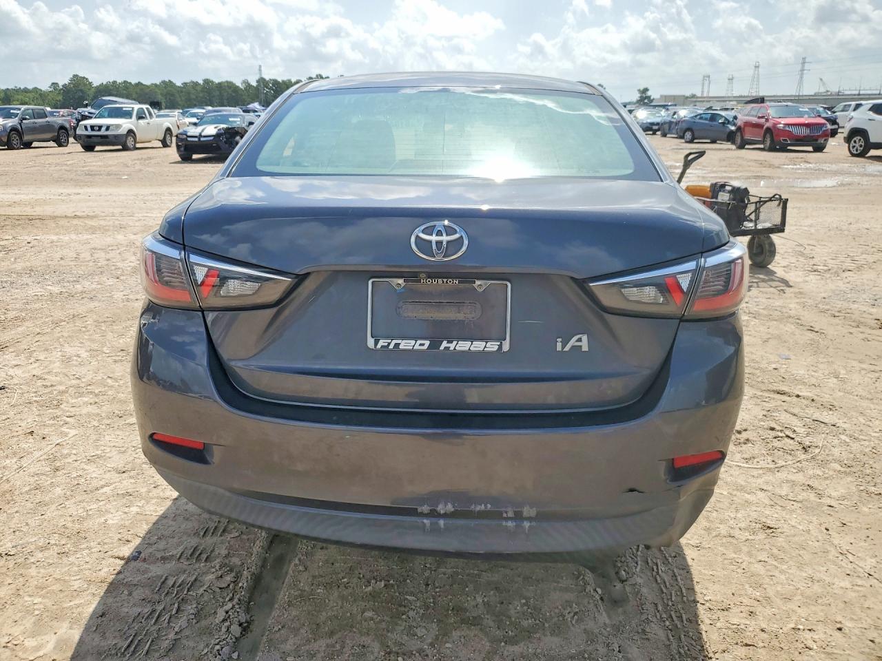 2018 Toyota Yaris Ia Base Gray vin: 3MYDLBYV4JY312609