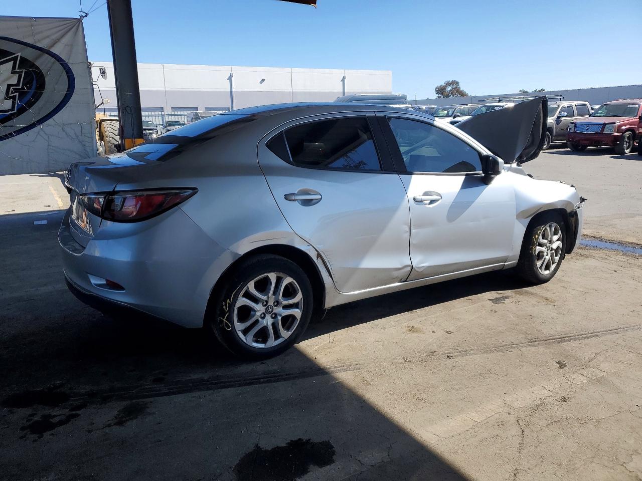 2018 Toyota Yaris Ia Base Серебряный vin: 3MYDLBYV6JY322302