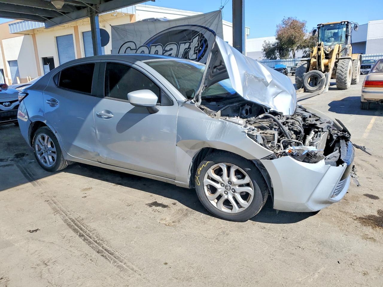2018 Toyota Yaris Ia Base Серебряный vin: 3MYDLBYV6JY322302