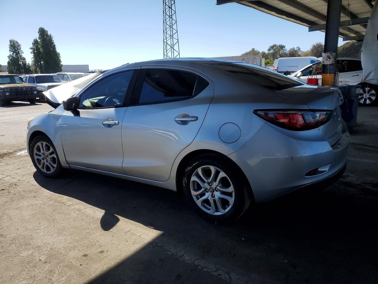 2018 Toyota Yaris Ia Base Серебряный vin: 3MYDLBYV6JY322302
