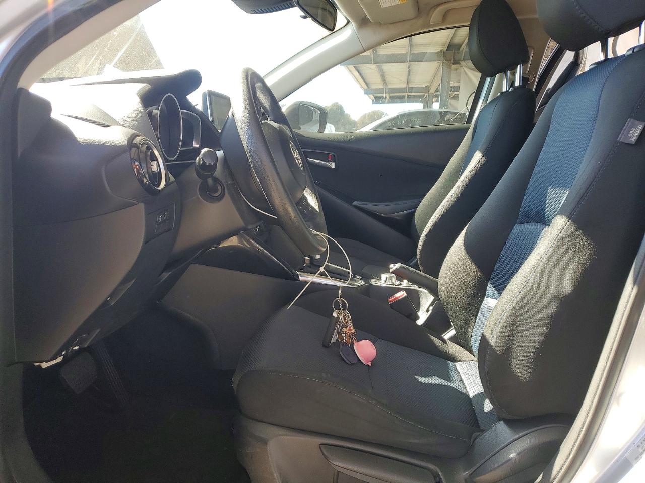 2018 Toyota Yaris Ia Base Серебряный vin: 3MYDLBYV6JY322302
