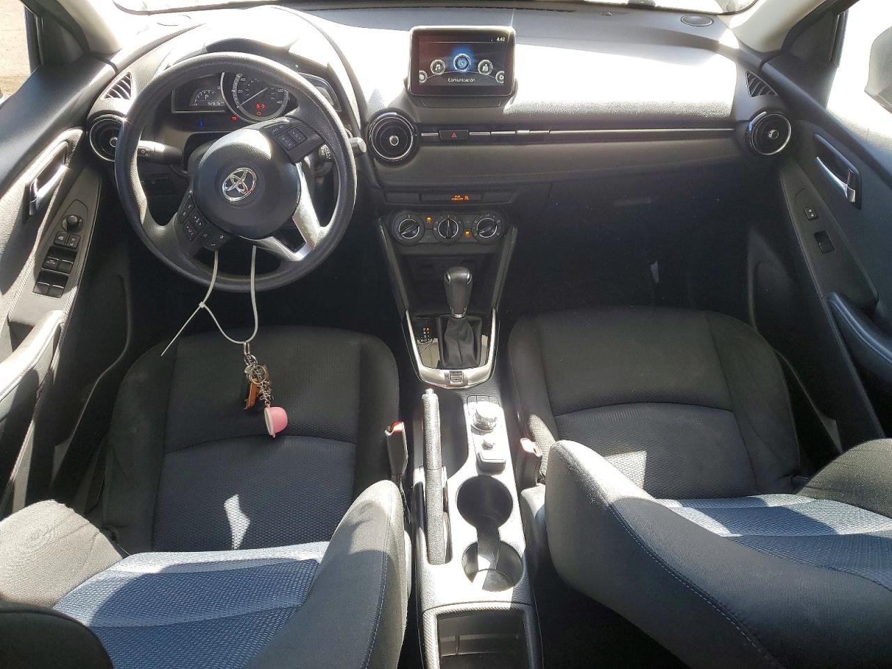 2018 Toyota Yaris Ia Base Серебряный vin: 3MYDLBYV6JY322302