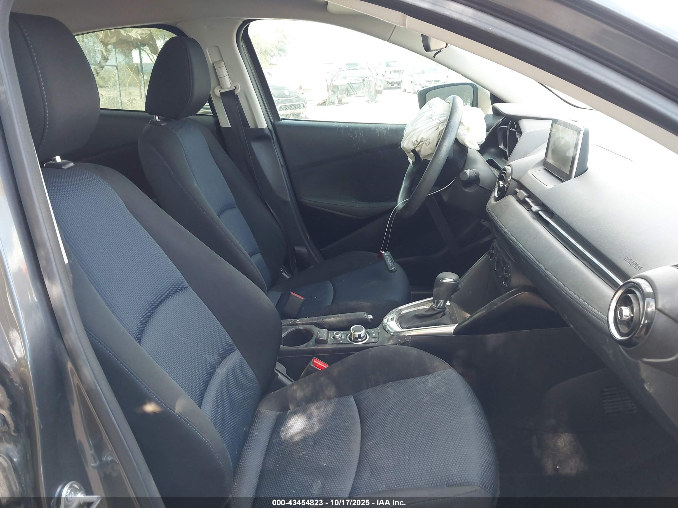 2017 Toyota Yaris Ia   Серый vin: 3MYDLBYV7HY152591